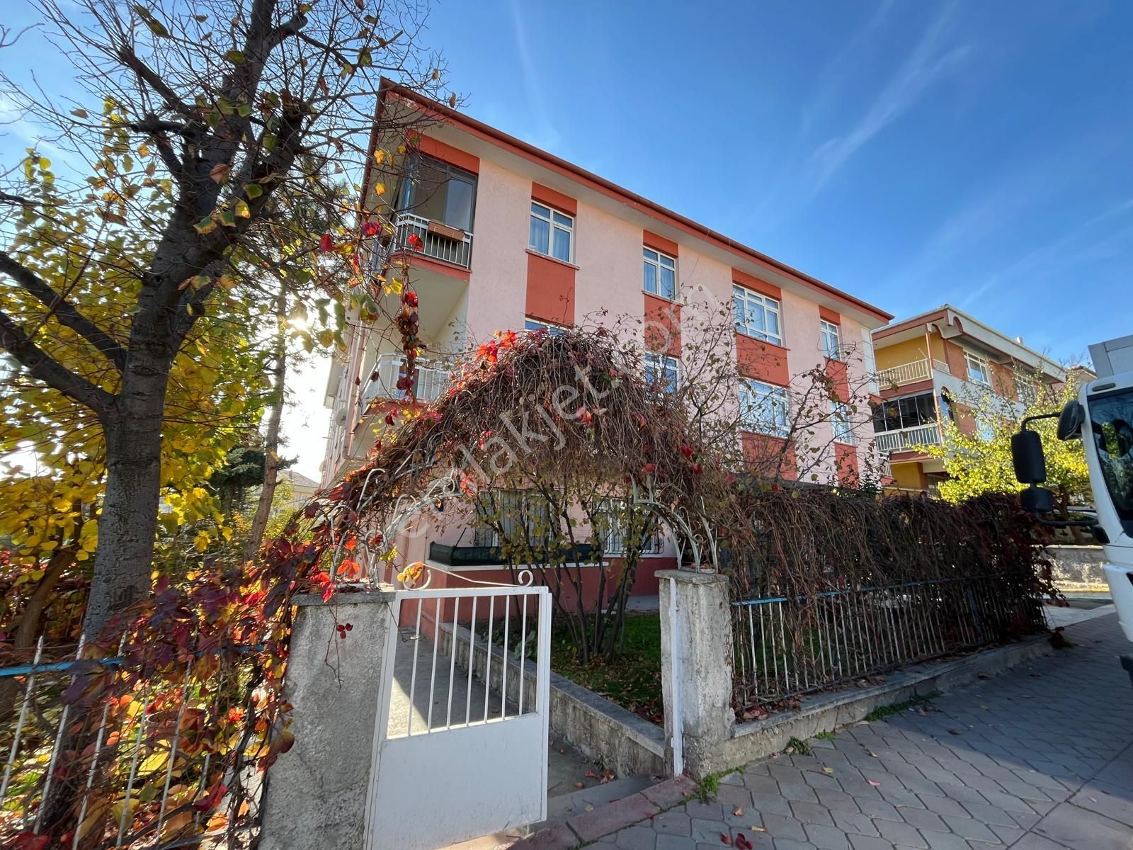 Ayvalı Caddesi Yakını Katta 3+1 Kiralık Daire