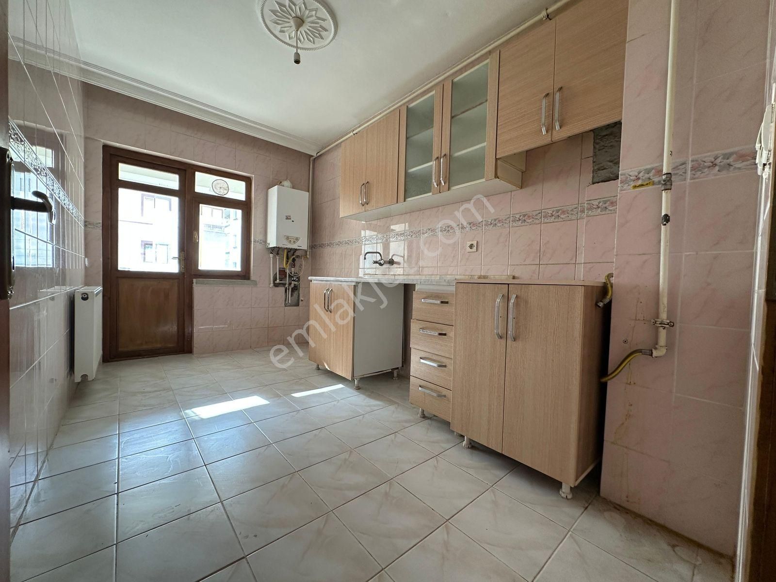 Fatih Mahallesinde 1. Kat Konumunda ! 3+1 İskanlı Fırsat Daire - Görsel 14