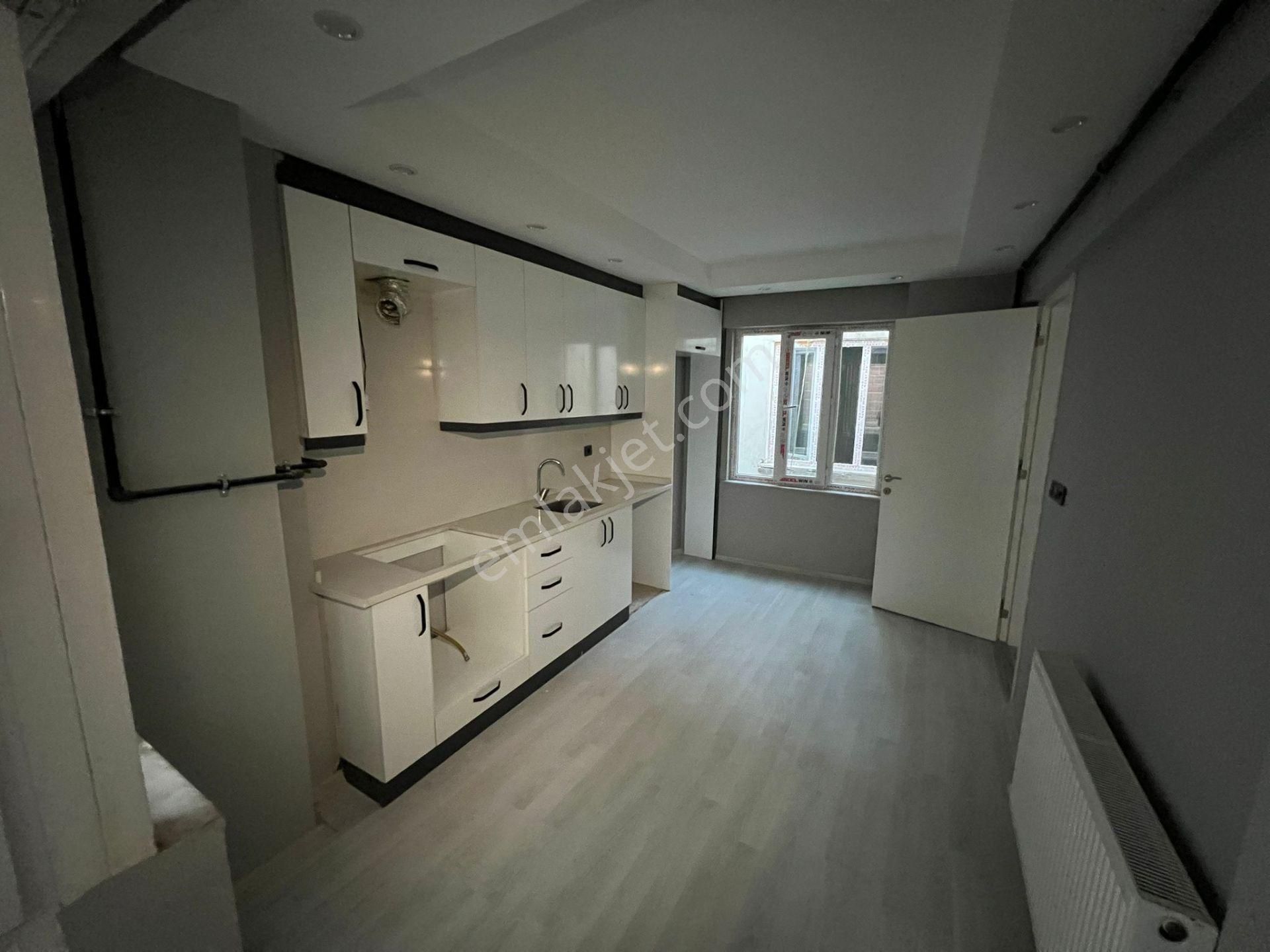 Kaan Emlaktan Kıbrısşehitlerde Cadde Üstü Satılık Daire