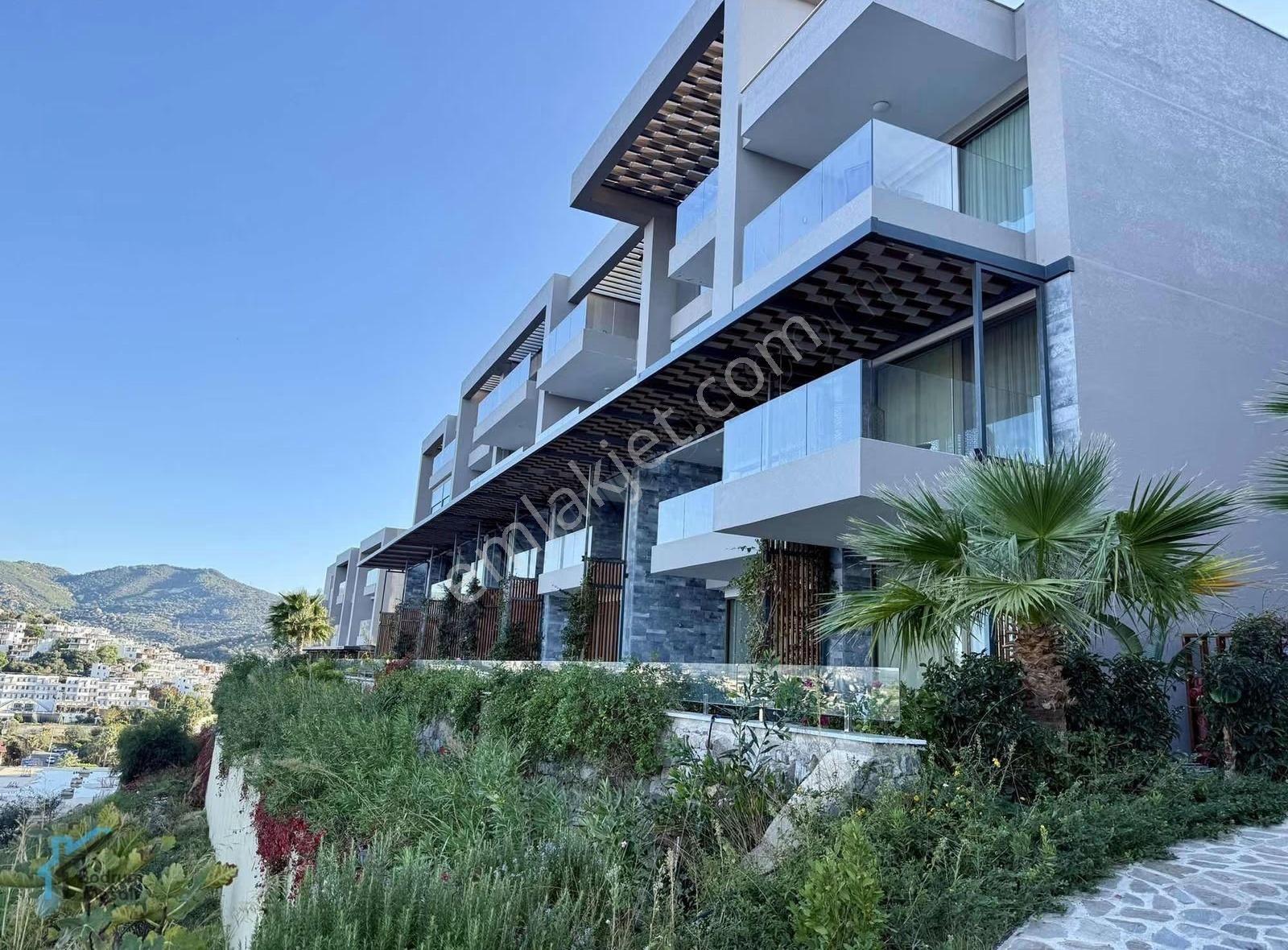 Tilkicik'te Varyap'ta Açık Deniz Manzaralı 1+1 Residence Dairesi