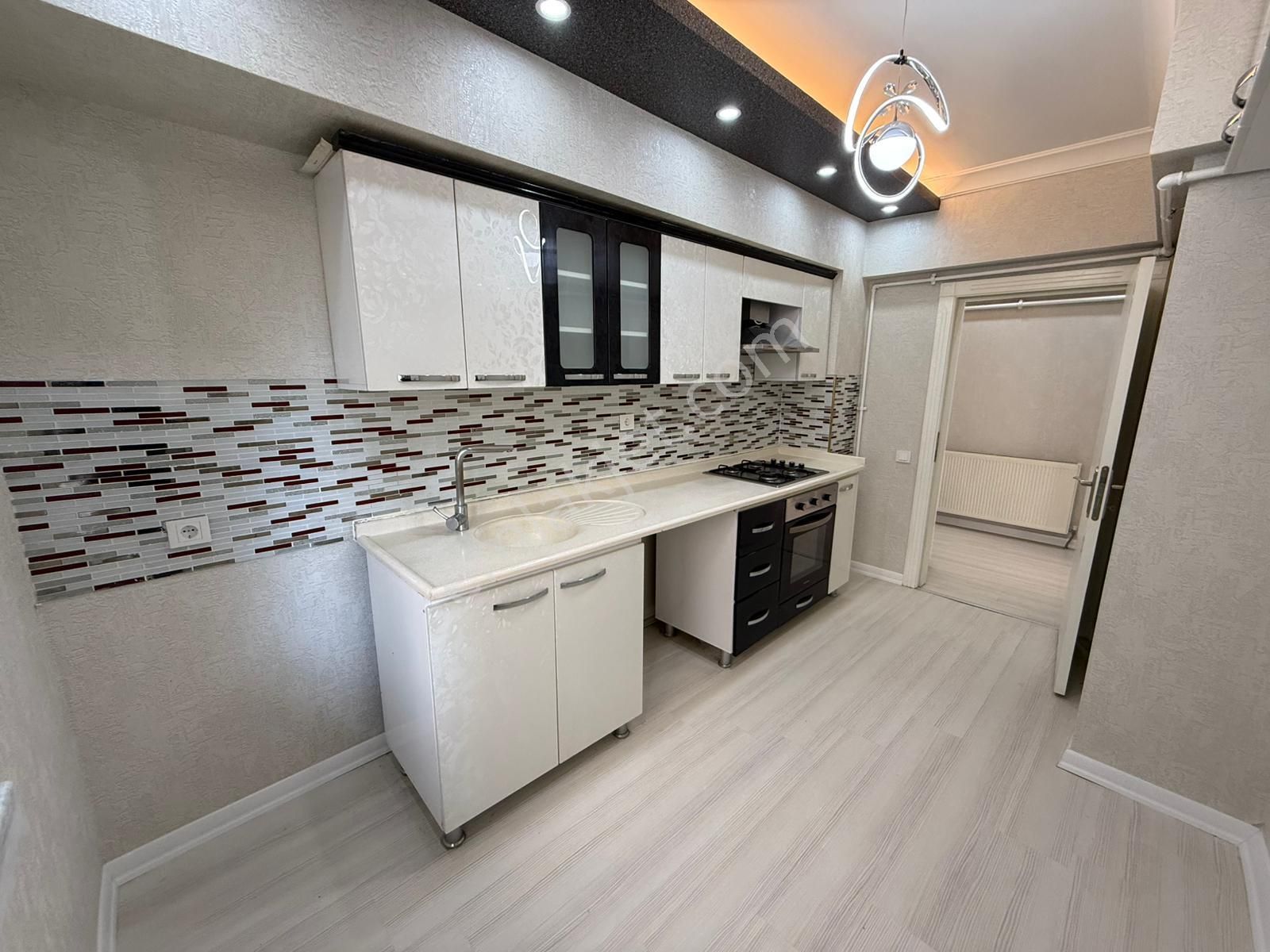 Bilgen Vatan'dan Tepebaşı'nda Cadde Yakını Megalüks Yapılı Giriş Kat Ön Cephe Satılık 3+1 Daire