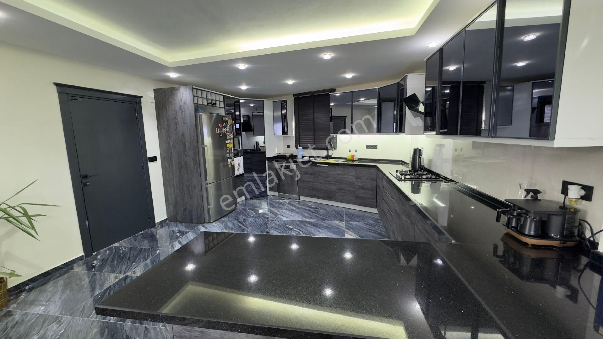 Ra Gayrimenkul Dedeler Mh.özel Tasarım Teraslı Tripleks Villa