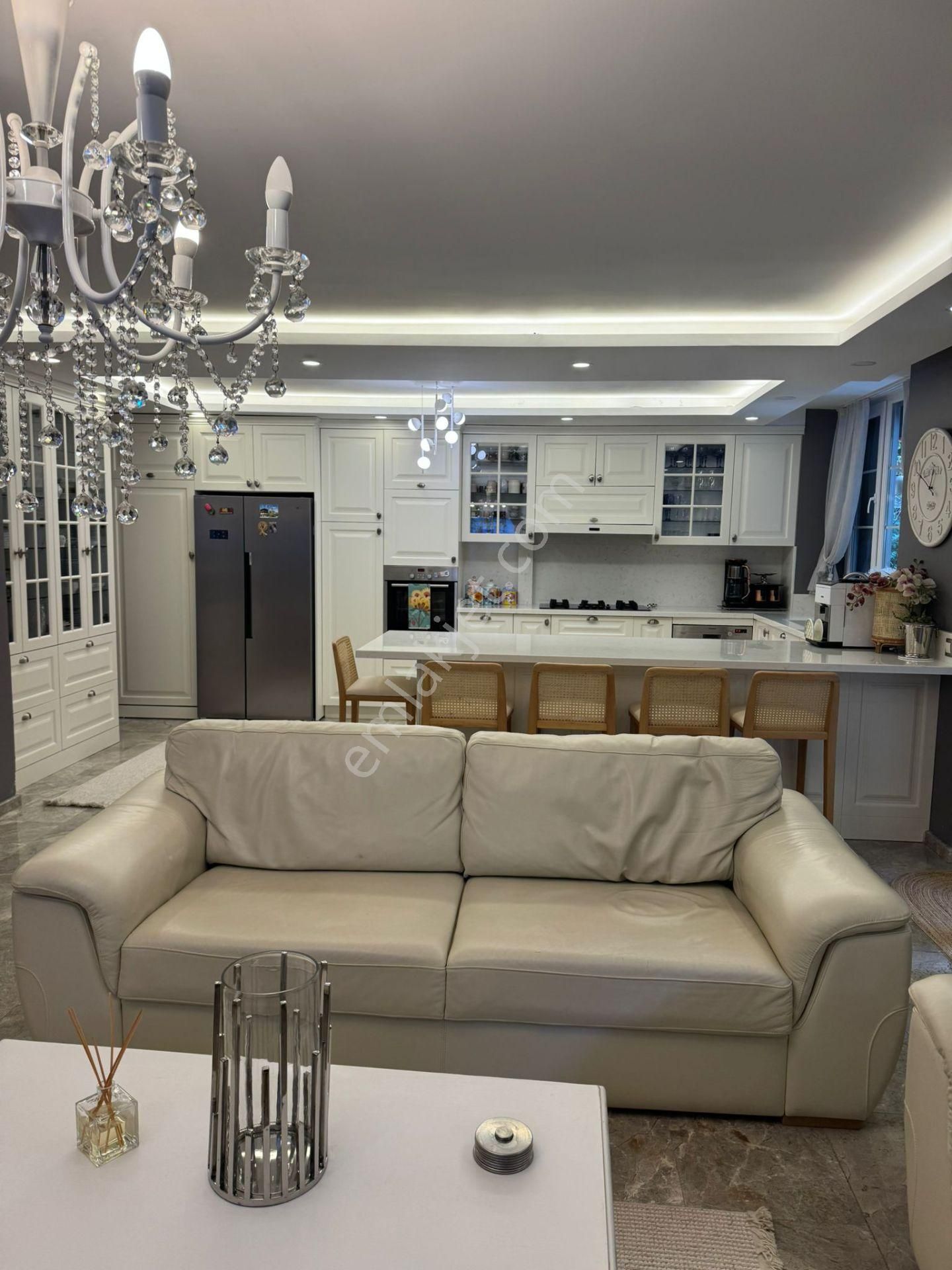 Uskumruköy Havuzlu Site İçerisinde Satılık Villa - Görsel 15