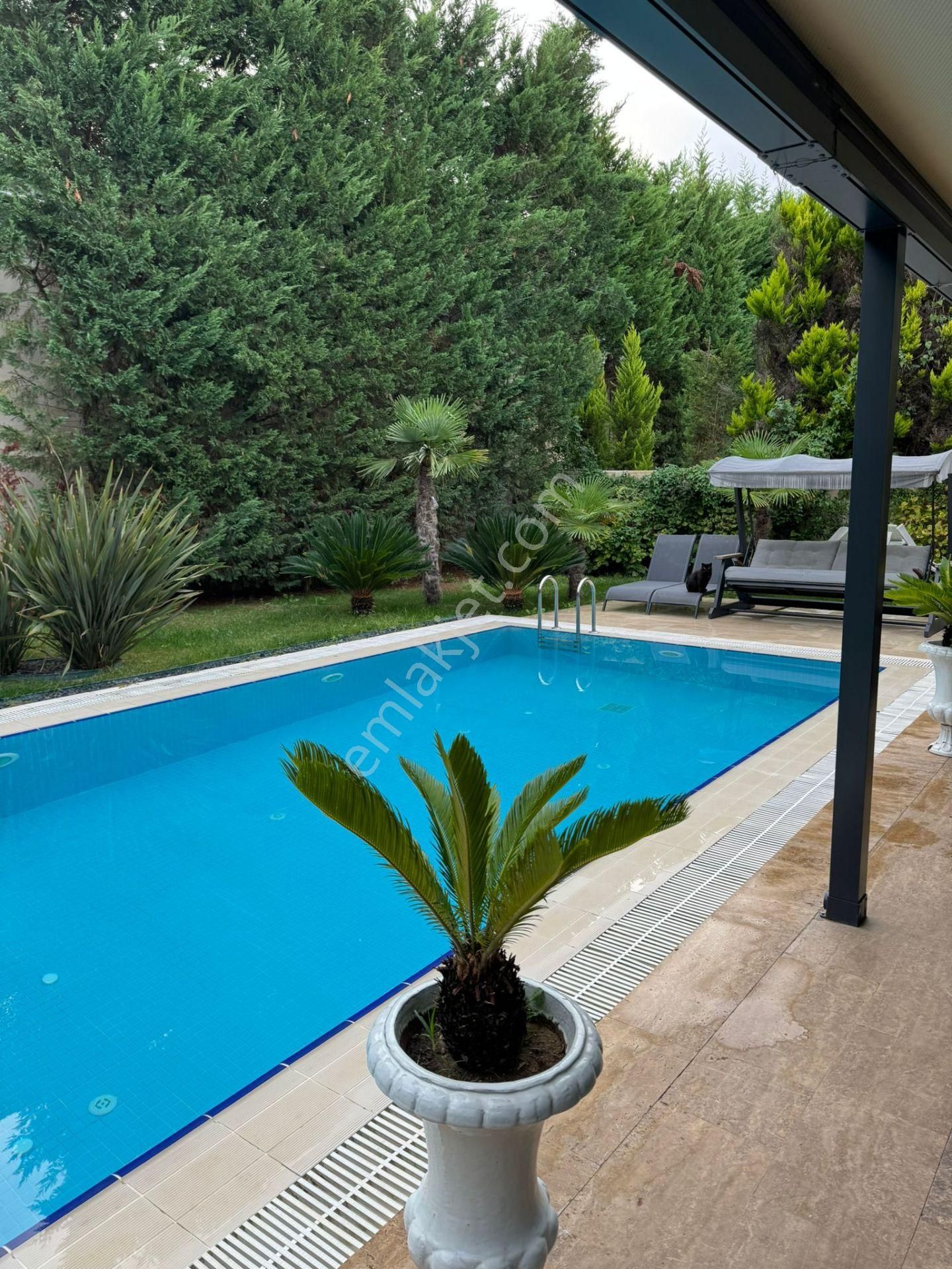 Uskumruköy Havuzlu Site İçerisinde Satılık Villa