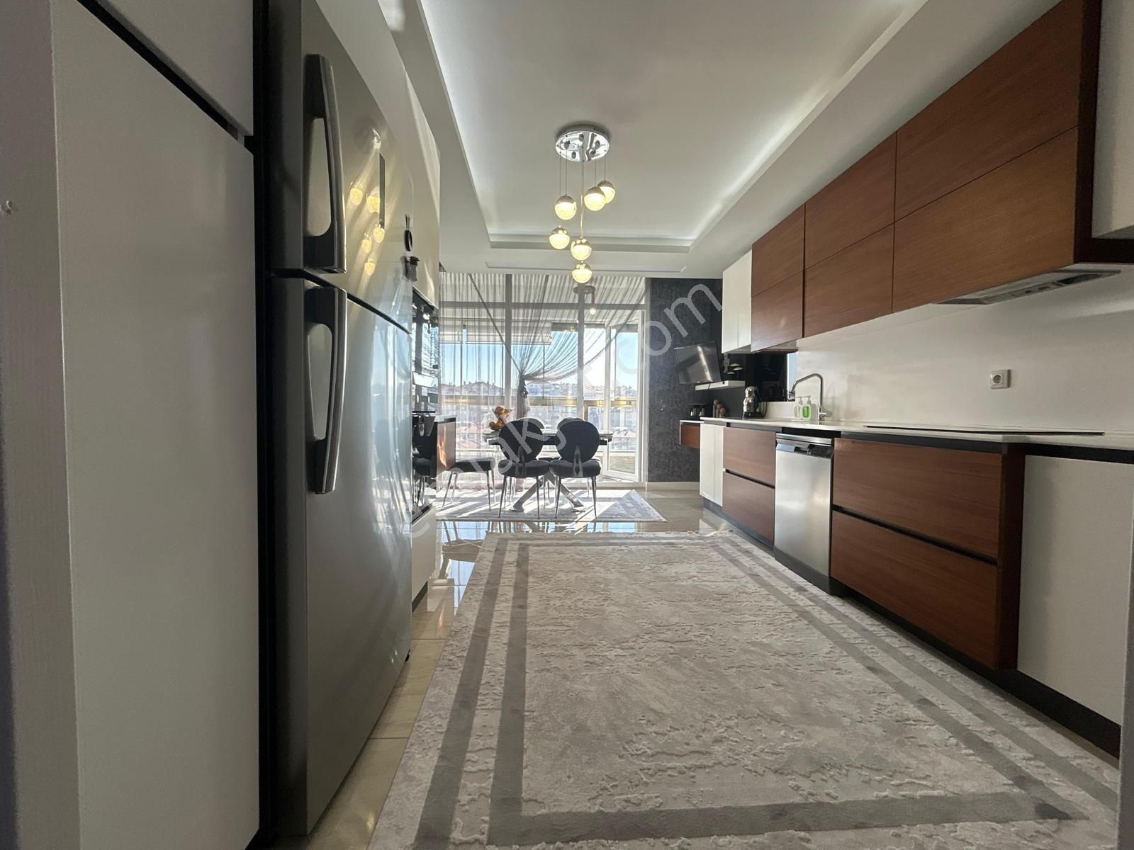 Taha Akgül Spor Salonu'nun Yanında 4.5+1 Muazzam Yapılı Site Dairesi!