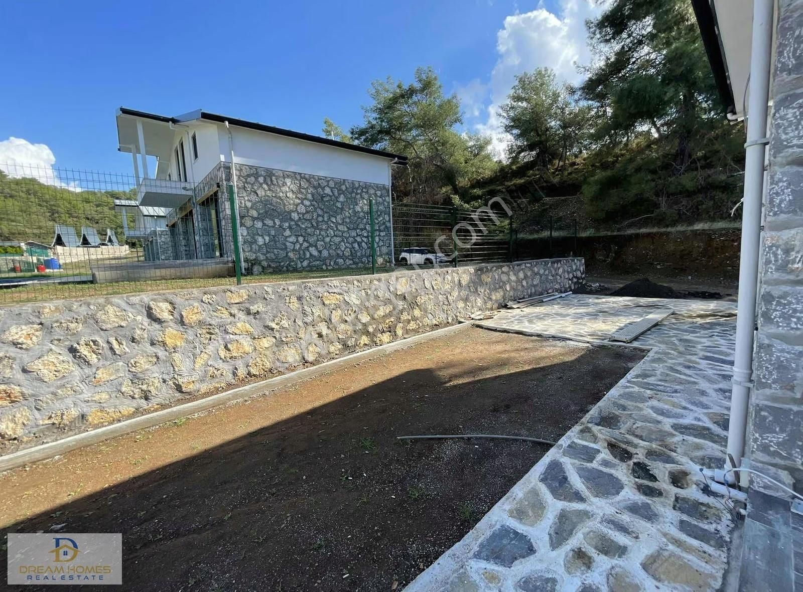 Karagedik Mahallesinde Müstakil Havuzlu 2+1 Villa