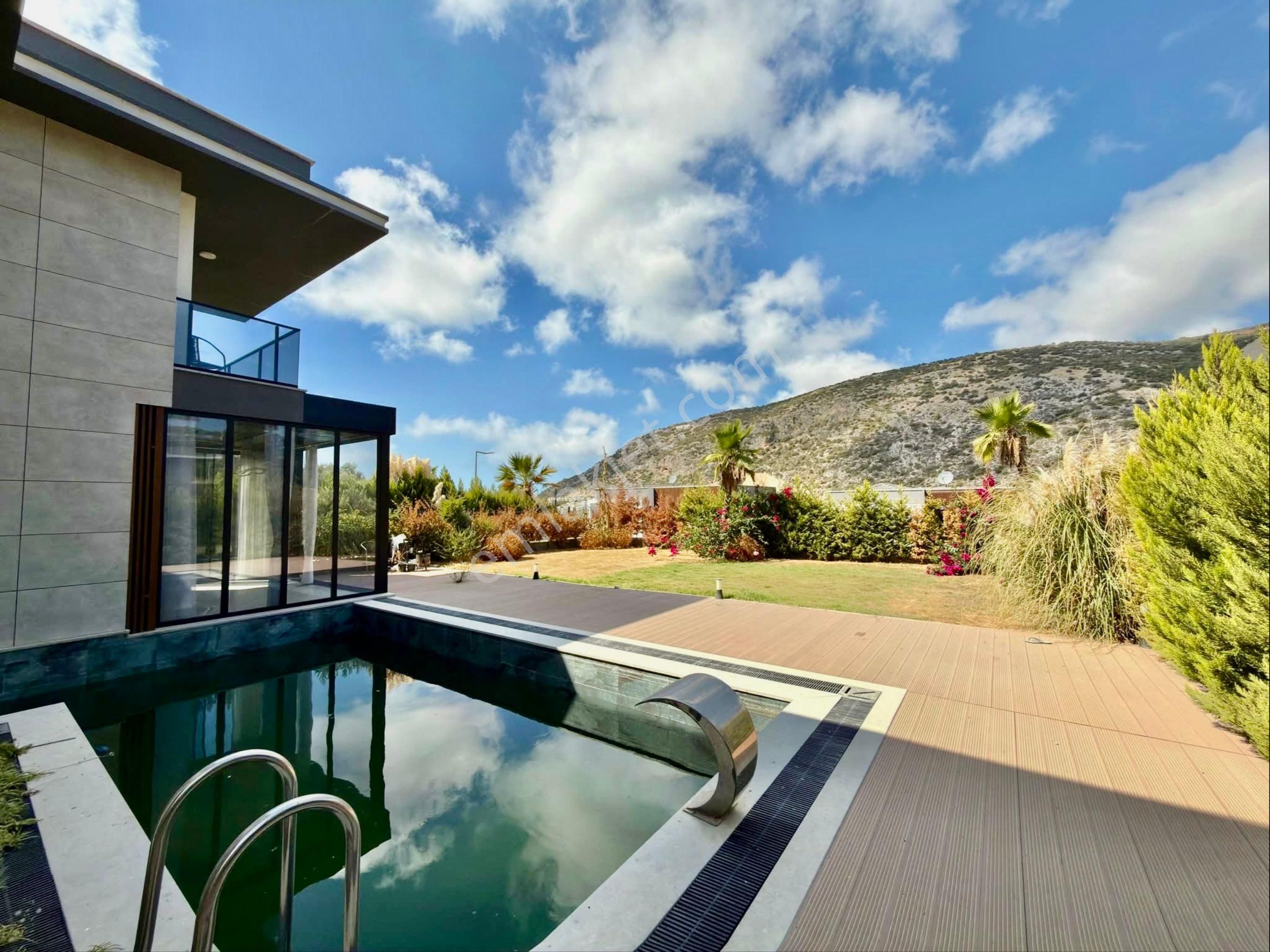 Özel Havuzlu Kapalı Otoparklı 500m2 Arsa İçerisinde - Görsel 3