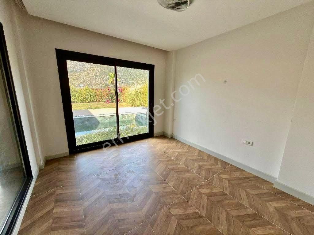 Özel Havuzlu Kapalı Otoparklı 500m2 Arsa İçerisinde - Görsel 26