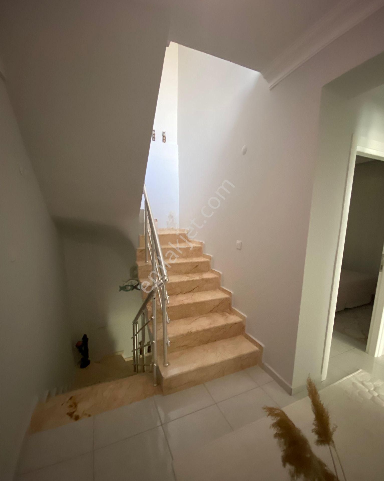 Didim Efeler Mahallesinde 4+1 Açık Mutfak Bahçeli Tripleks Villa - Görsel 19