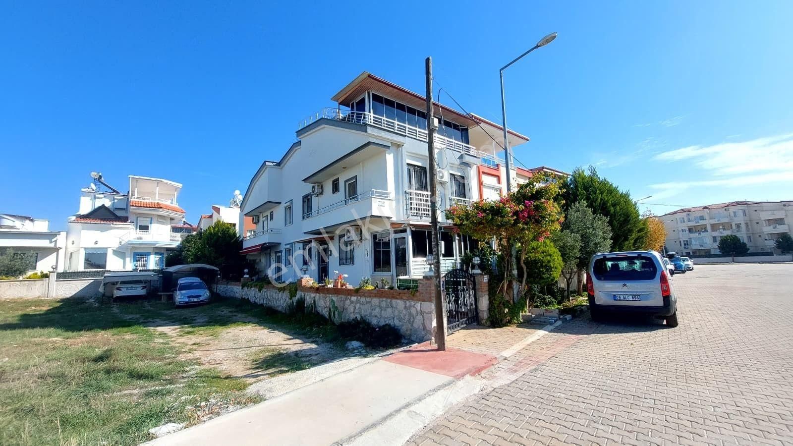 Didim Efeler Mahallesinde 4+1 Açık Mutfak Bahçeli Tripleks Villa