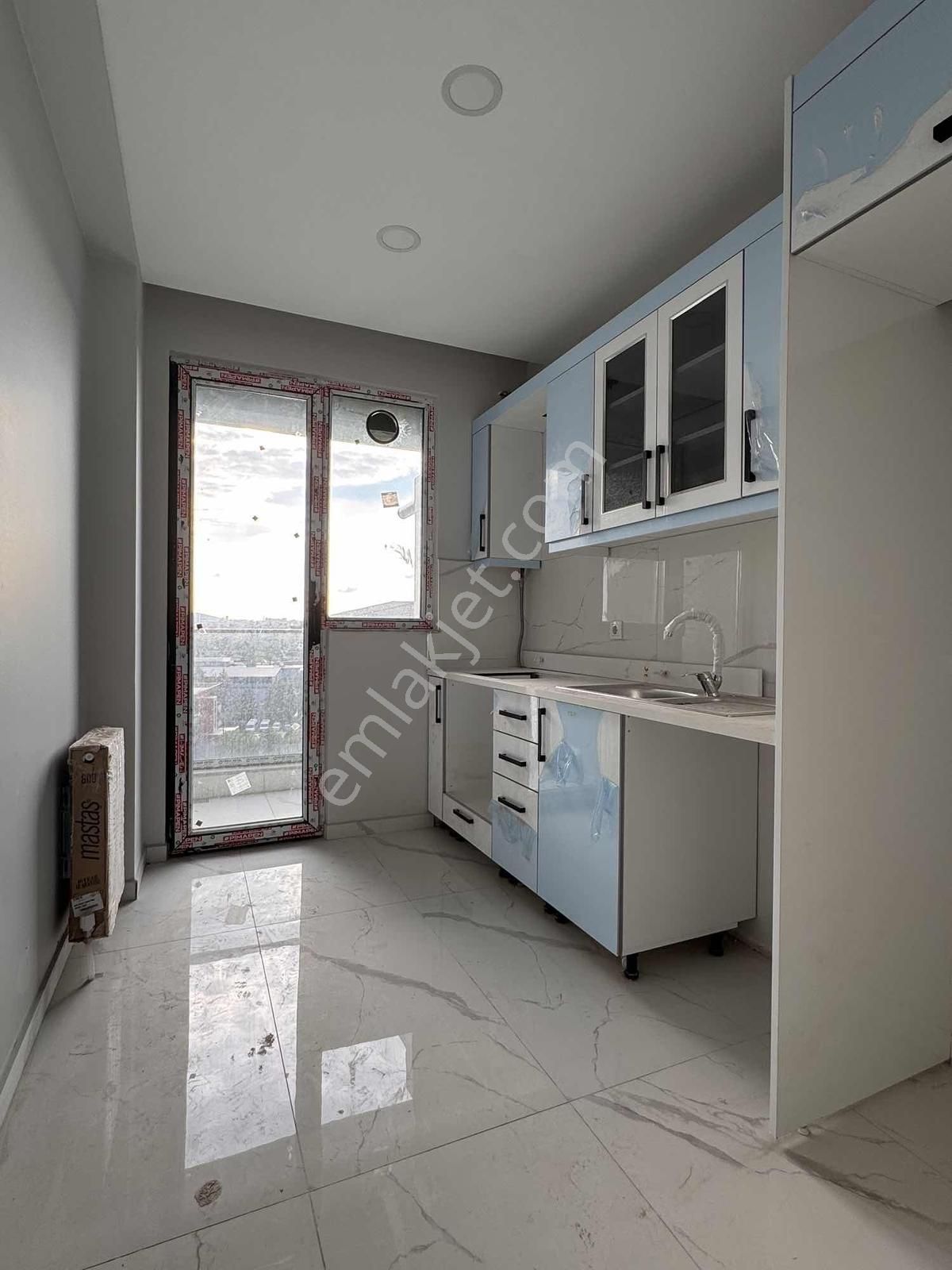 Yenidoğan Cadde Üzeri Sitede Kiralık Sıfır 2+1 Ara Kat Daire - Görsel 3