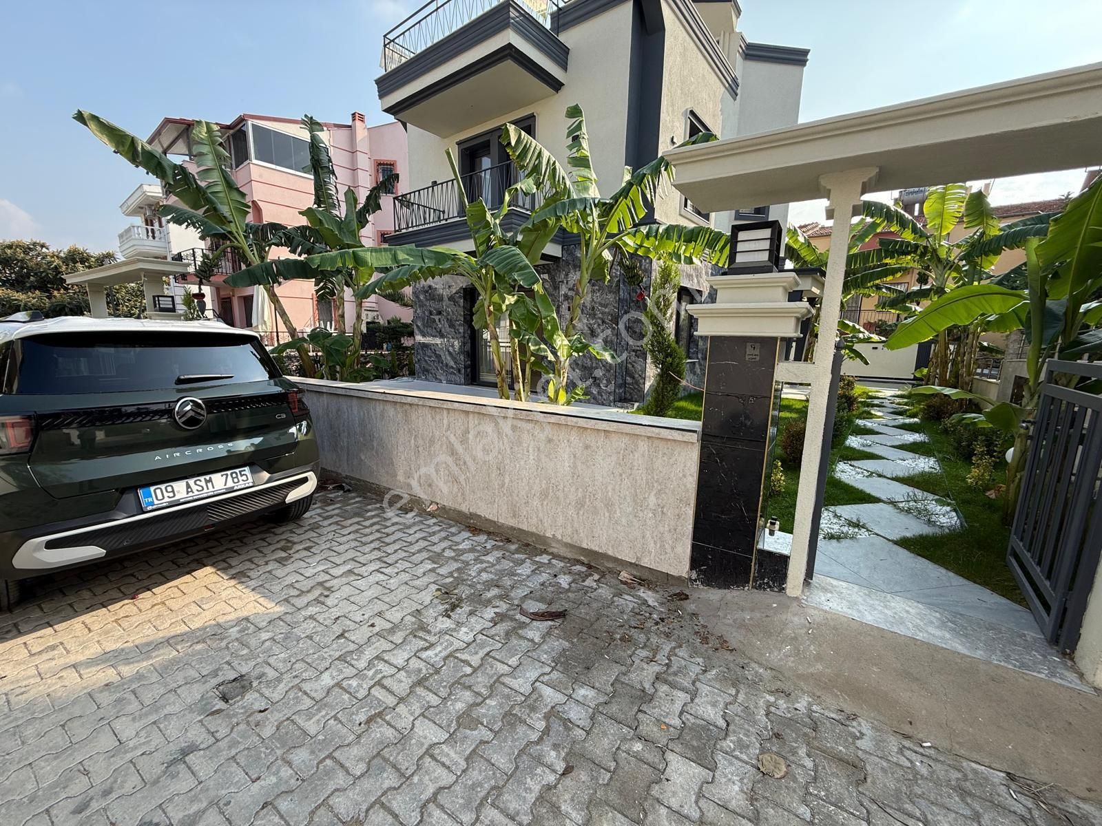 Kuşadası Kadınlar Denizinde Sıfır Yapı Tek Müstakil Özel Havuzlu Bahçeli Satılık - Görsel 2