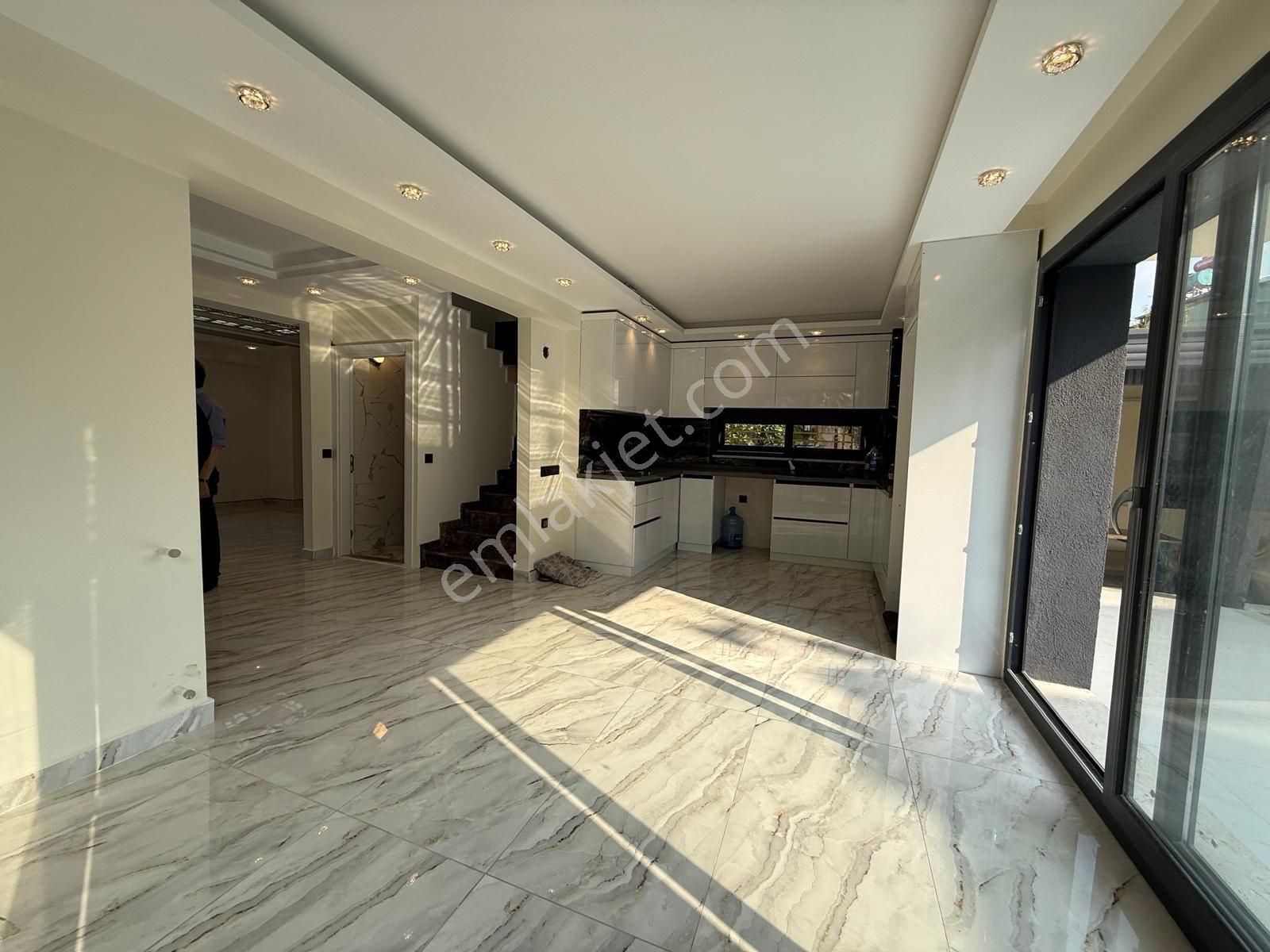 Kuşadası Kadınlar Denizinde Sıfır Yapı Tek Müstakil Özel Havuzlu Bahçeli Satılık - Görsel 17