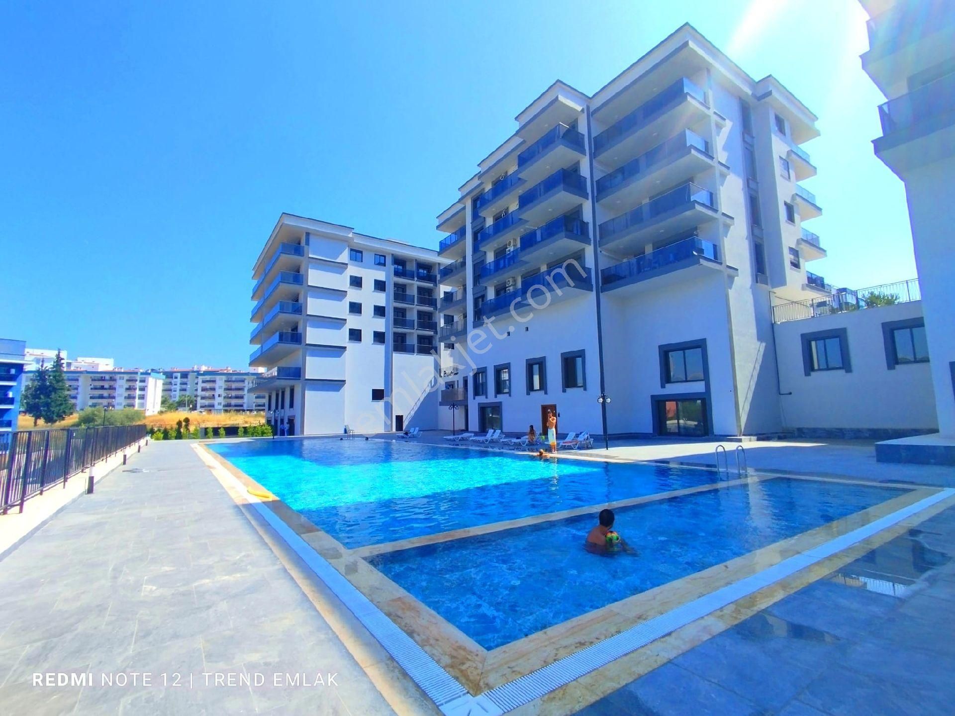 Kuşadası Merkeze Yakın Havuzlu Kapalı Otaparkli Arakat 2+1 Ebeveyn Banyolu