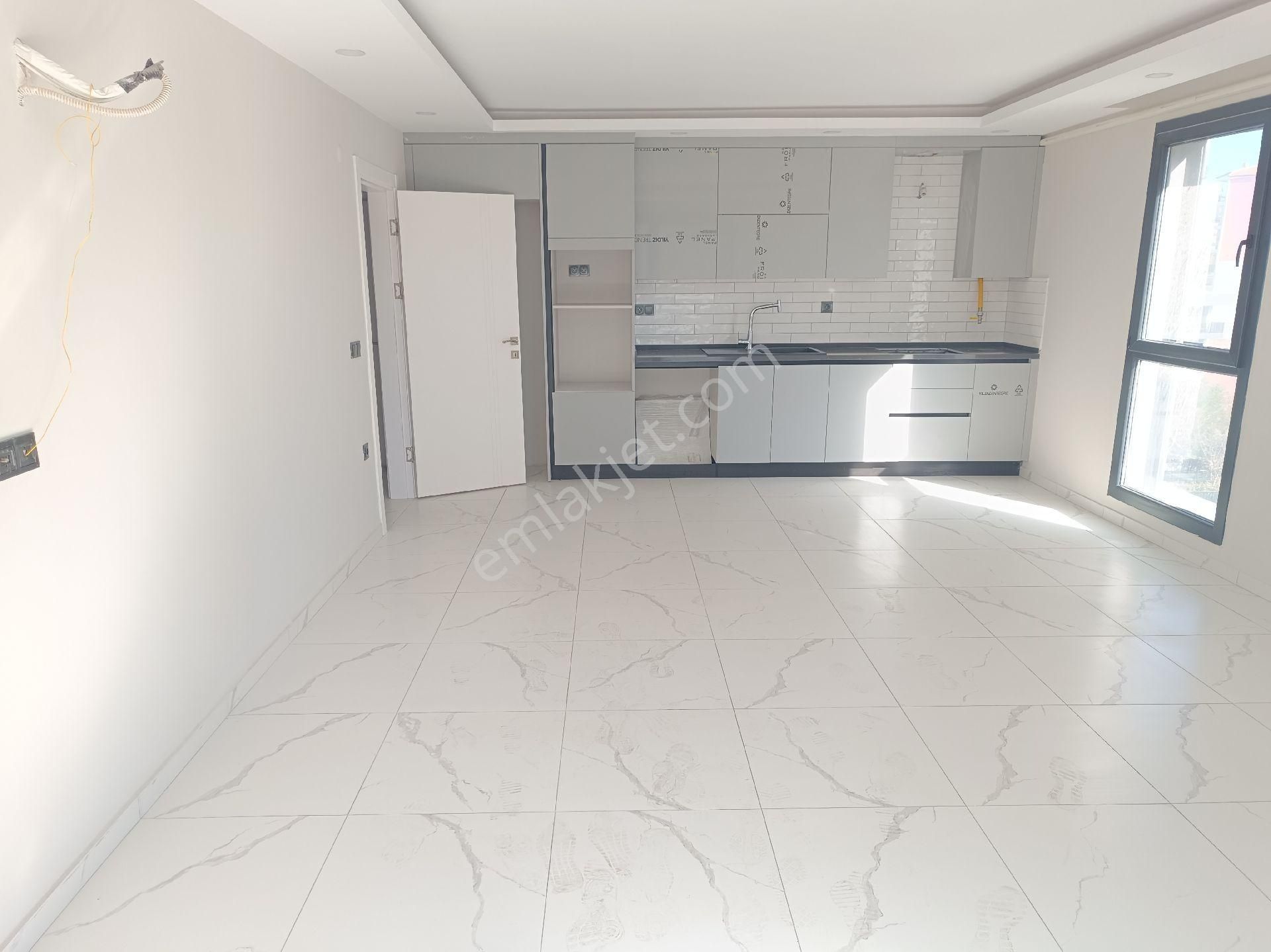 Kuşadası Merkeze Yakın Havuzlu Kapalı Otaparkli Arakat 2+1 Ebeveyn Banyolu - Görsel 15