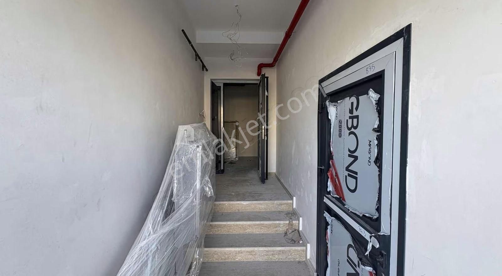 Bayraklı Manavkuyuda Manzaralı 3+1 Daire Kapalı Mutfak - Görsel 3