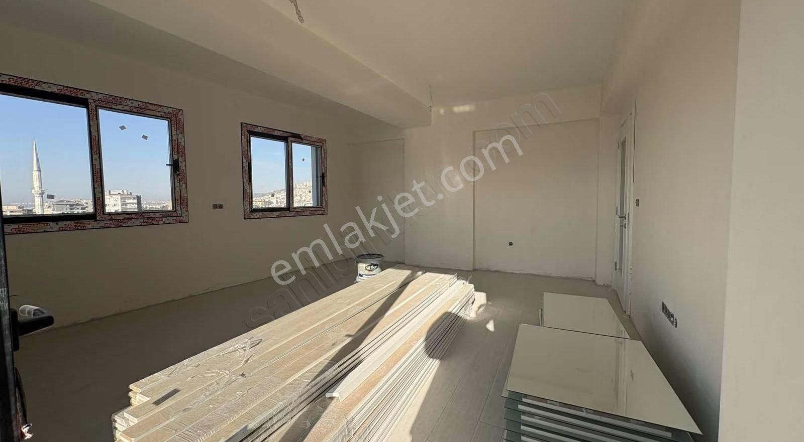 Bayraklı Manavkuyuda Manzaralı 3+1 Daire Kapalı Mutfak - Görsel 2