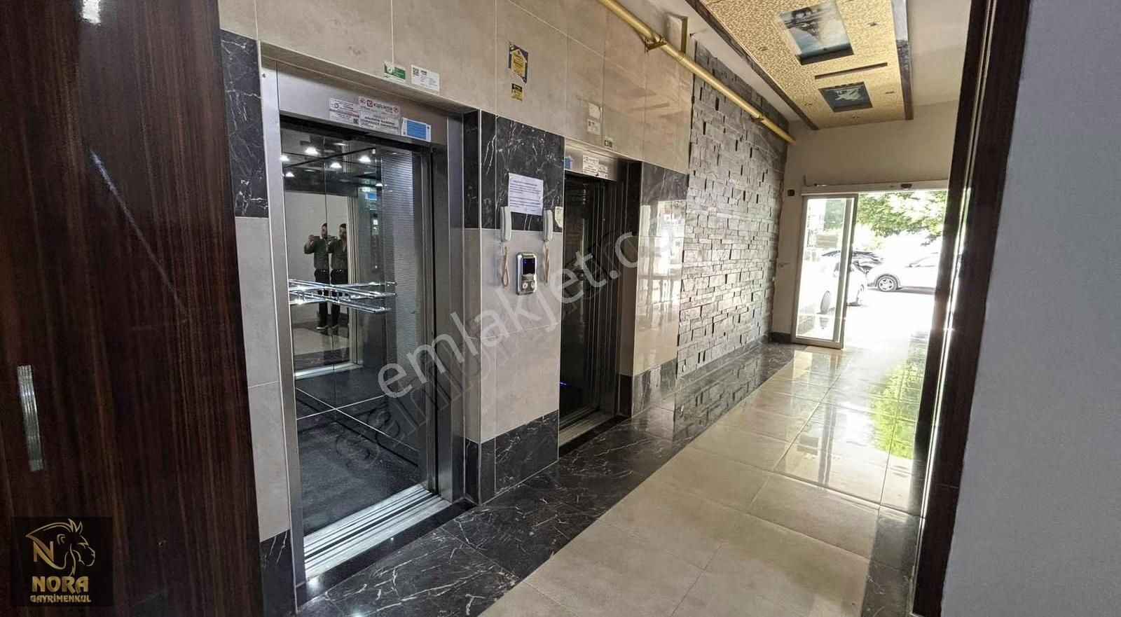 Nora'dan Caddeye Sıfır Havuzlu Site Çift Balkon Geniş