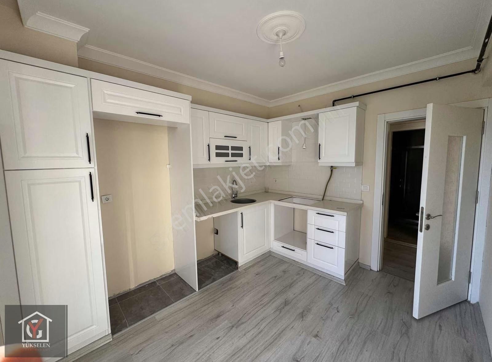 Yükselen Gayrimenkulden Yedieylülde Site İçi Ara Kat 3+1 Daire - Görsel 4