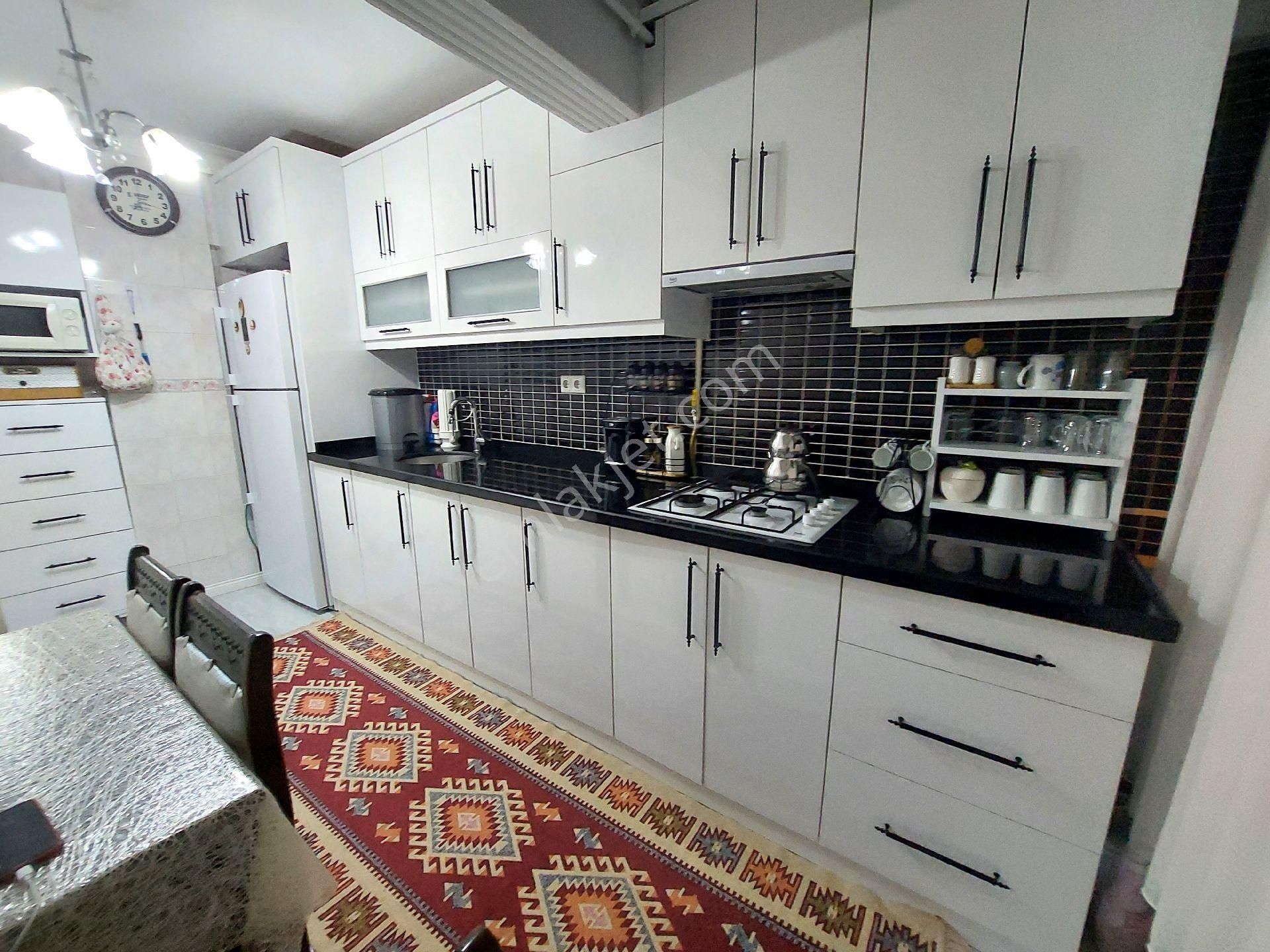 Gaziosmanpaşa Küçükköy Yeni Mah Acil Satılık 3.kat 2+1 100 M2 - Görsel 12