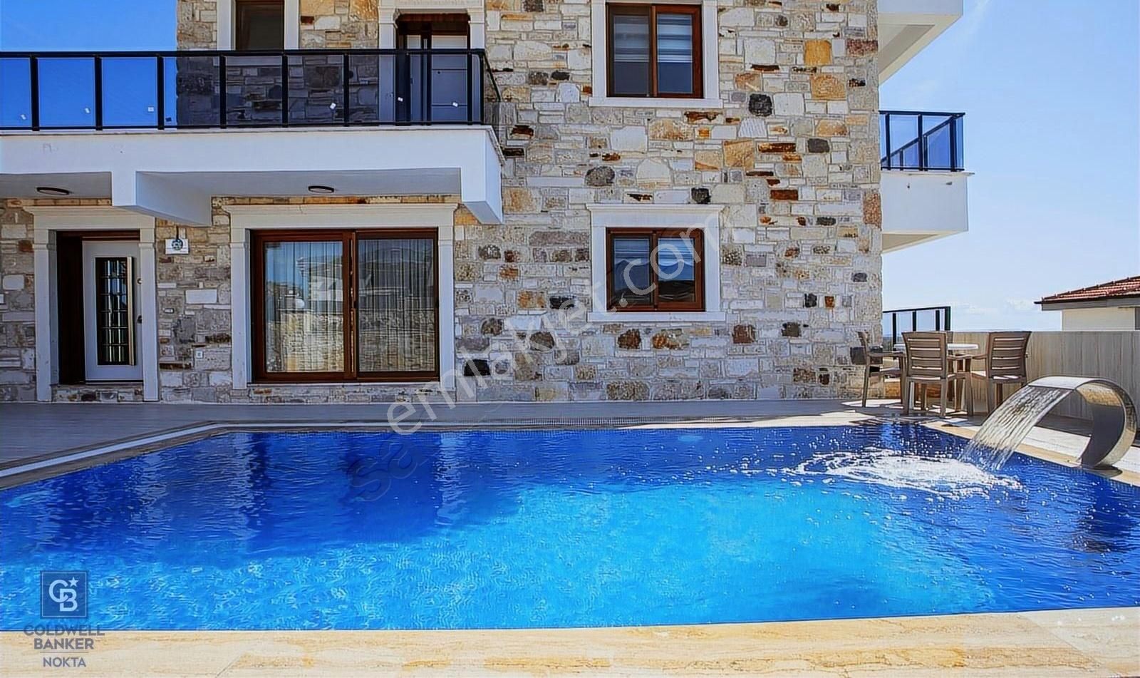 Foça Bağarası Kazım Dirik Mahallesinde Satılık 9+3 Villa