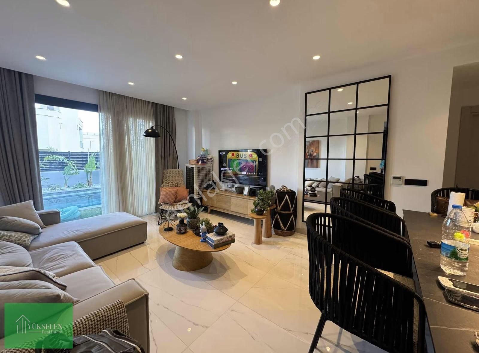 Müstakil Girişli Özel Havuzlu Denize 500m Modern Villa