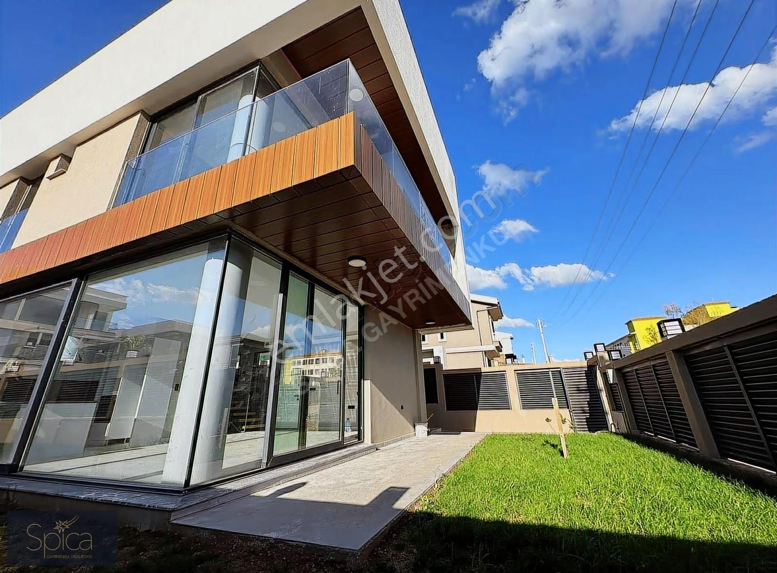 Bergama Bahçelievler Mahallesi Satılık 3+1 Bahçeli Dubleks Villa