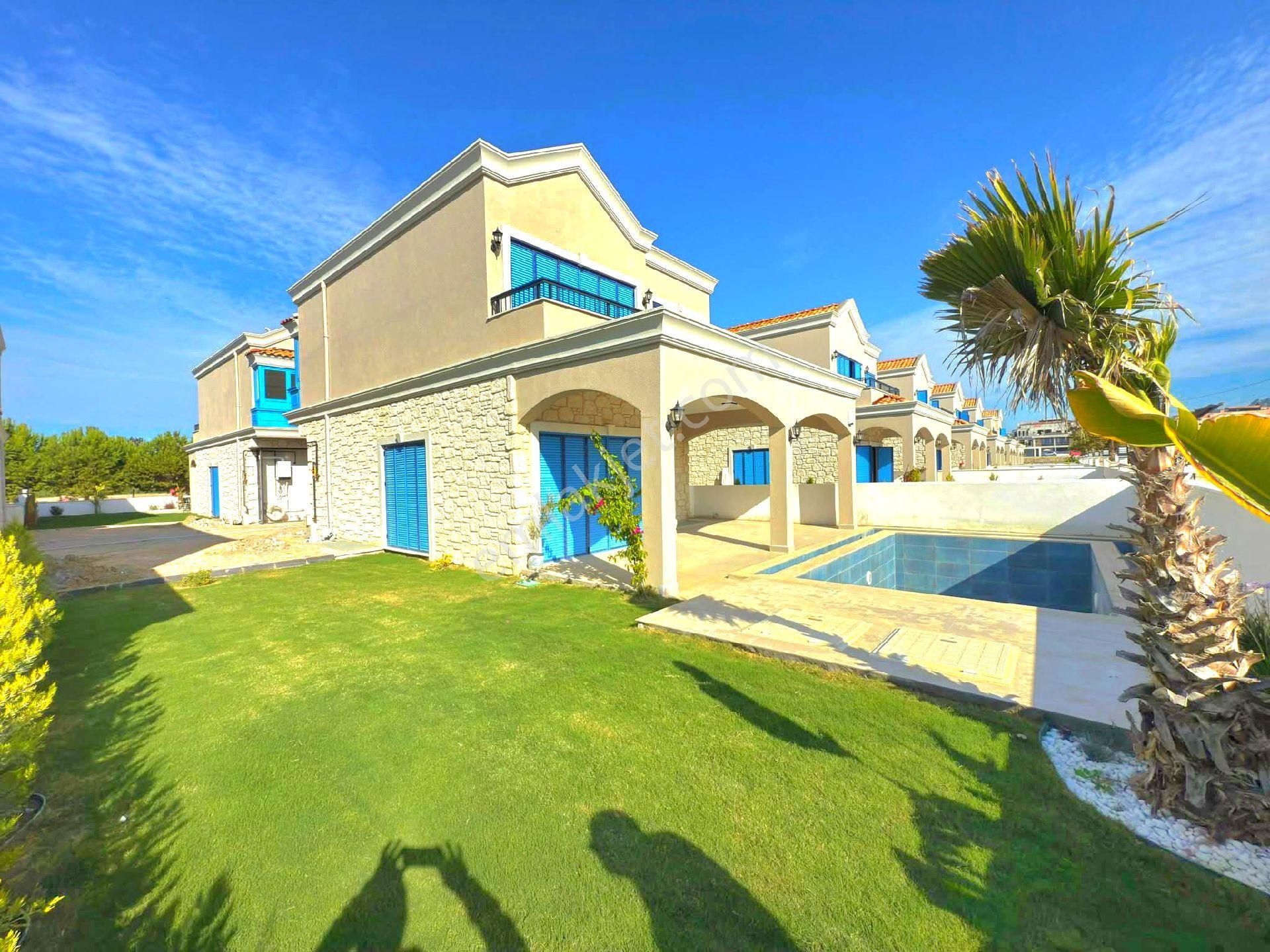 Kuşadasında Yaz-kış Oturmaya Uygun Özel Havuzlu 5+1 Sıfır Villa