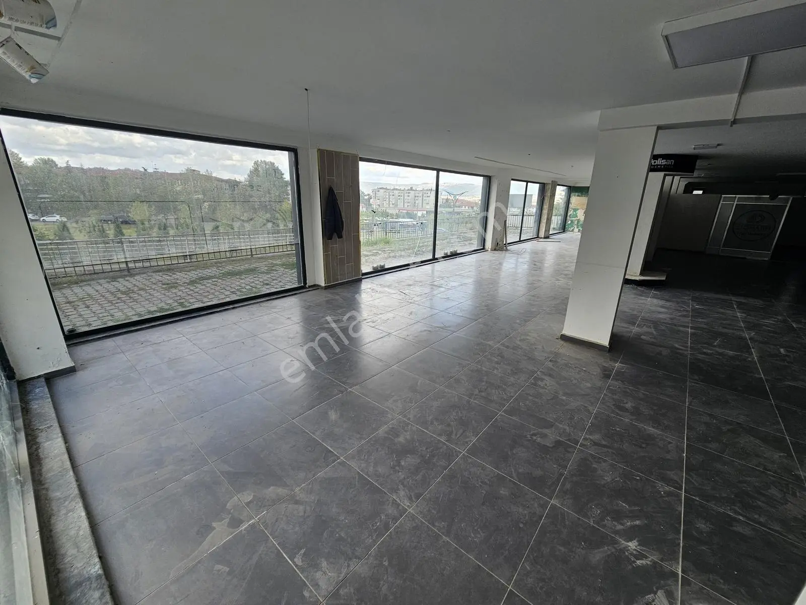 Yeni Devlet Hastanesi Karşısında 473m² Kiralık Dükkan & İşyeri - Görsel 5