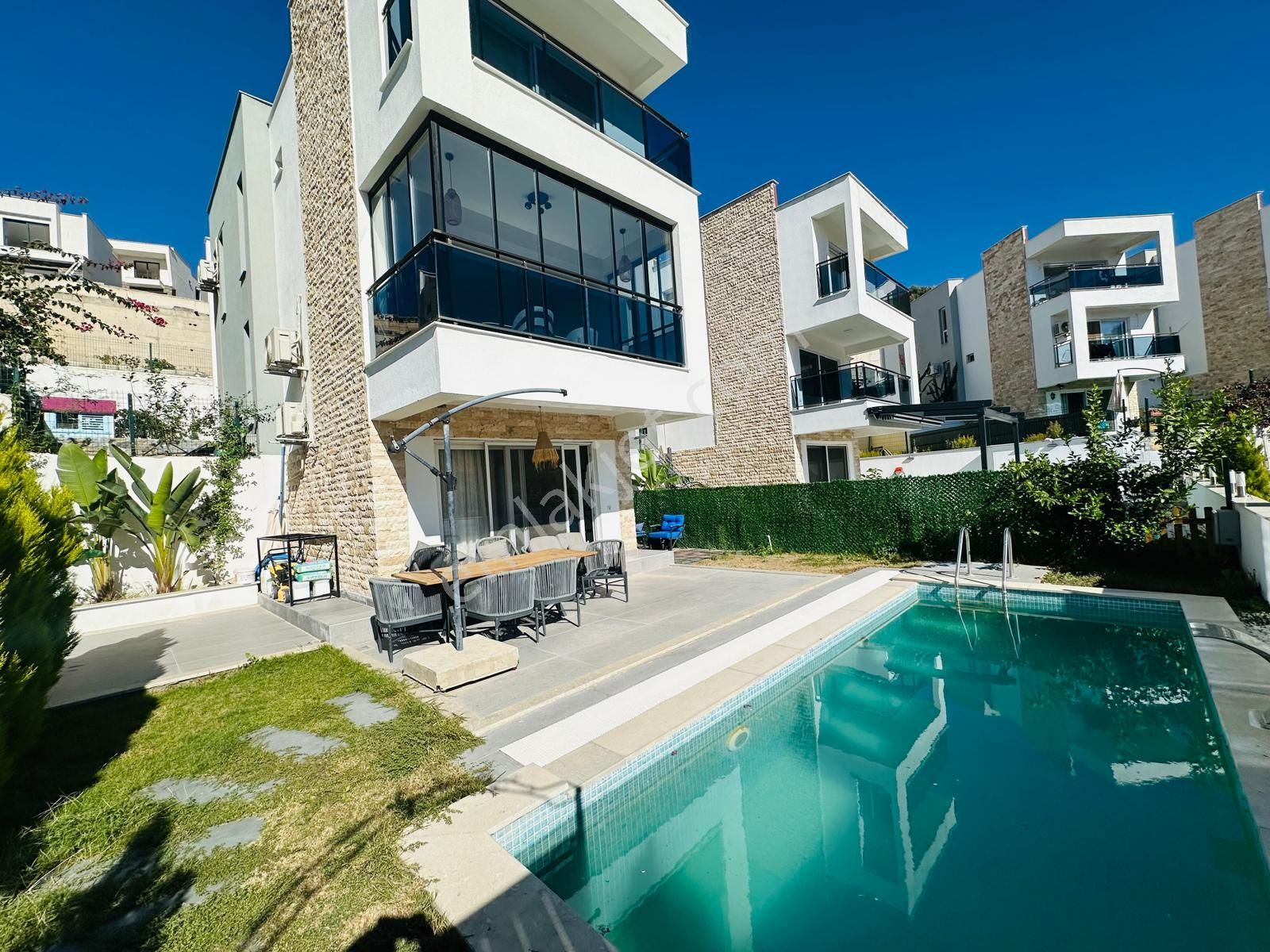 Bodrum'a Sadece 30 Dk Uzaklıkta Güllük Satılık Tripleks Villa