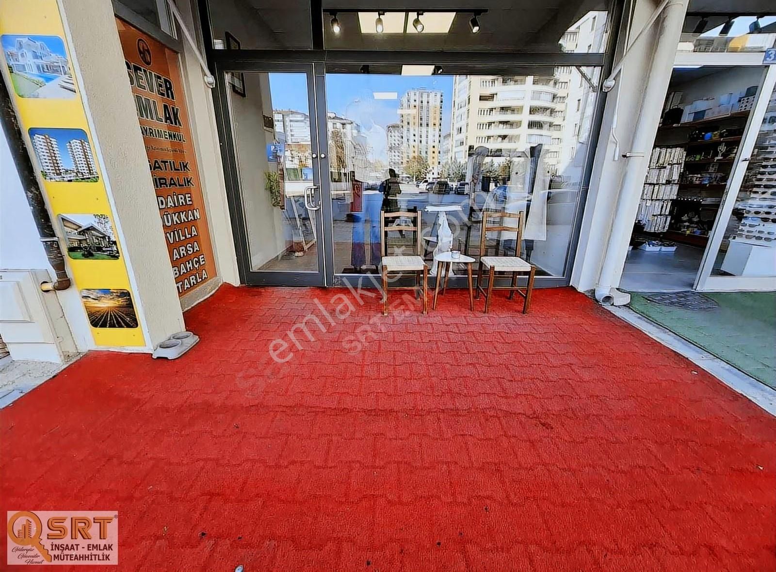 Cadde Üzeri Kaçmaz Fırsat Giyim Mağazası