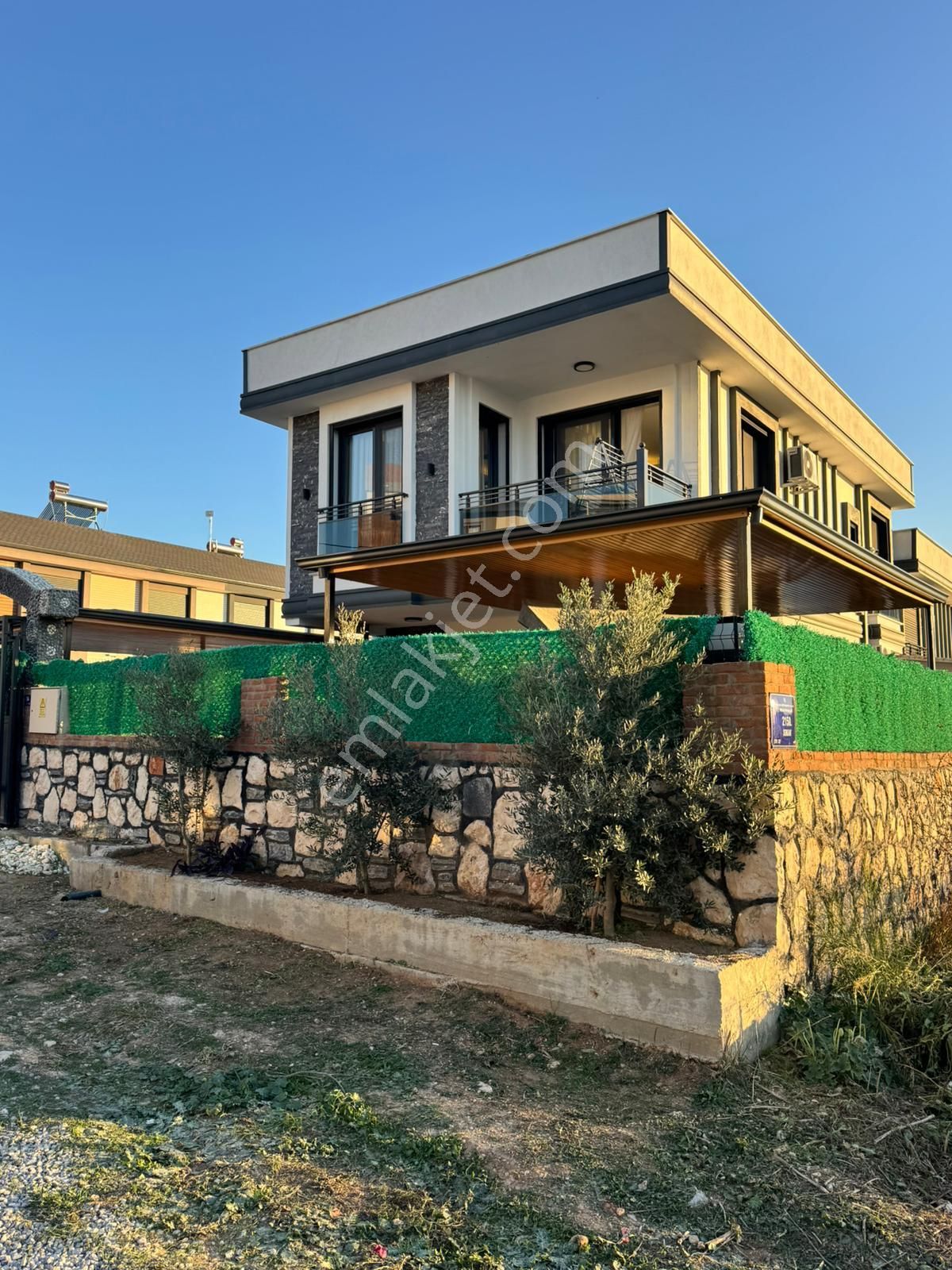 Didim Hisar Mah. 200 M2 Arsa Kullanımında 3+1 Ayrı Mutfaklı Ful Eşyalı Havuzlu Villamız Satışdadır