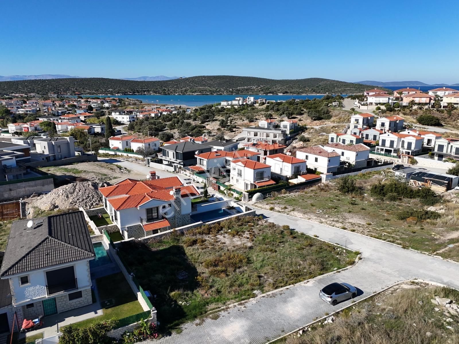 Çeşme’de Köşe Konumlu Emsalsiz Arsa
