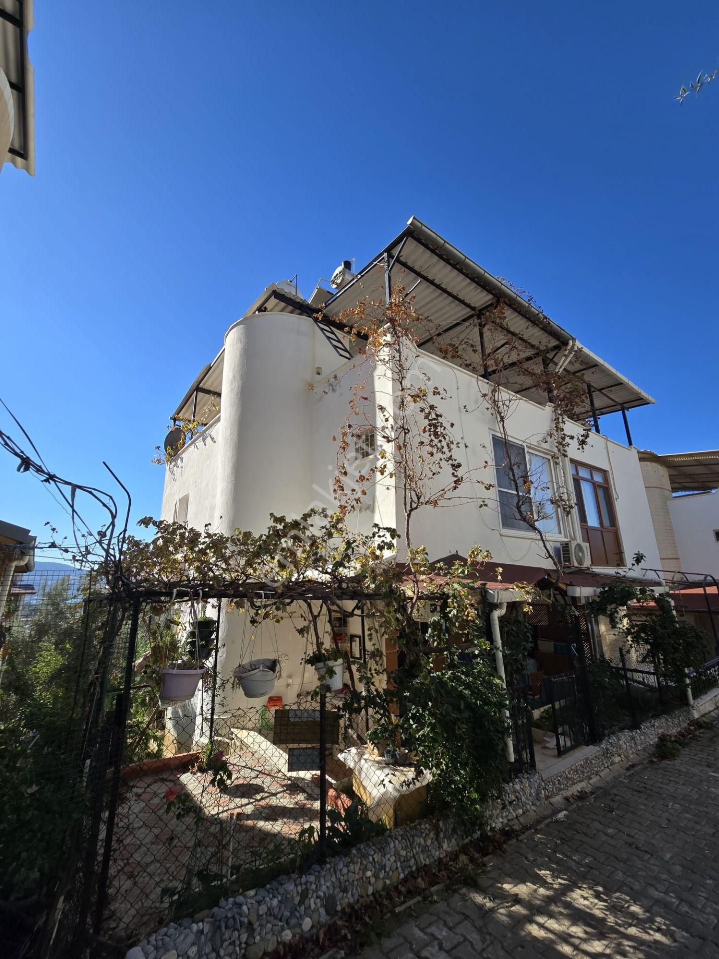 Satılık 3+1 Teraslı Villa Kendine Ait Bahçeli Denize 1100 M - Görsel 2