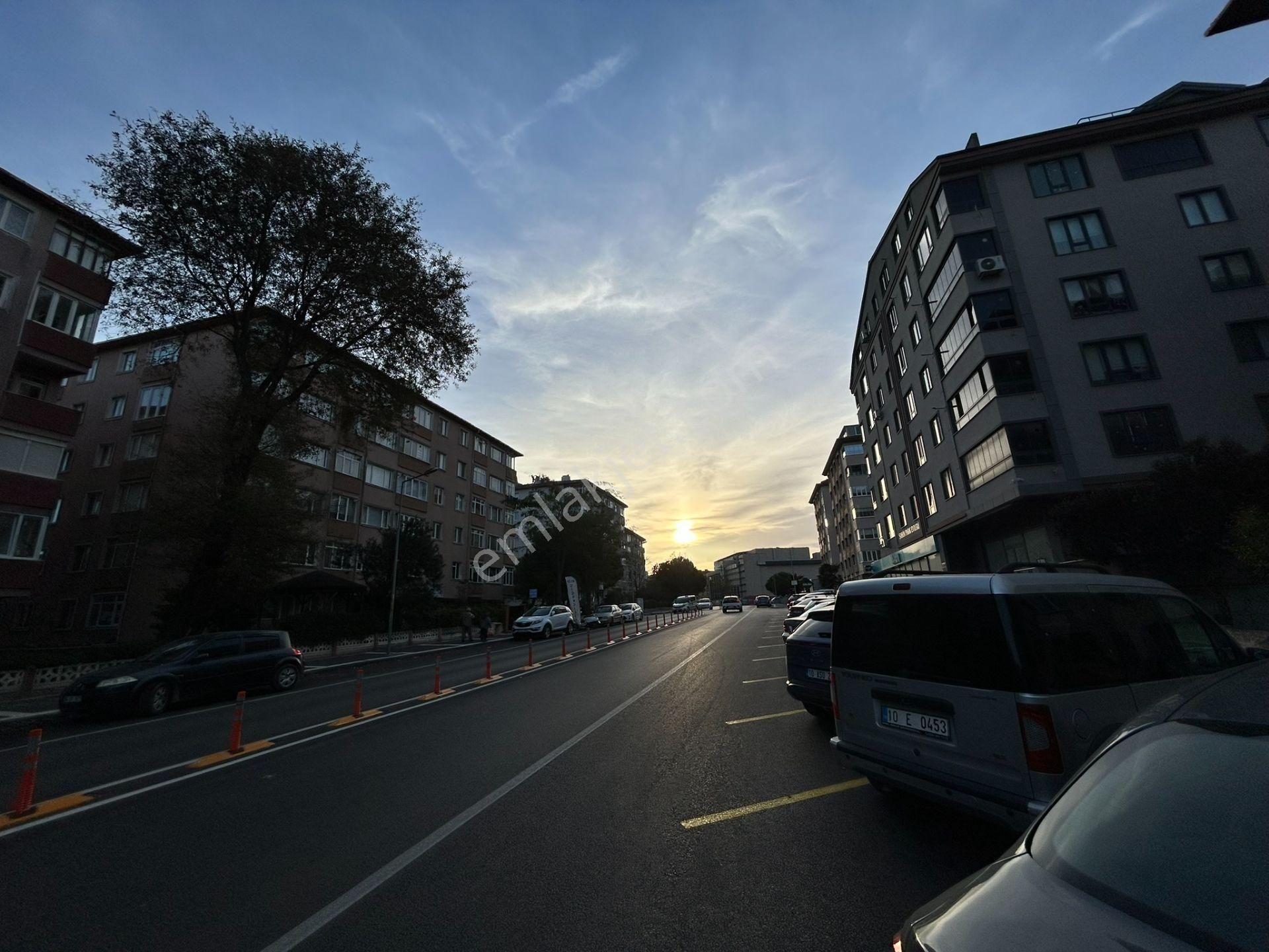 Cihan Emlak - Kiralık - Mehmetçik Caddesi Üzerinde 90m2 Geniş Ara Kat Asansörlü 2+1 Daire - Görsel 34