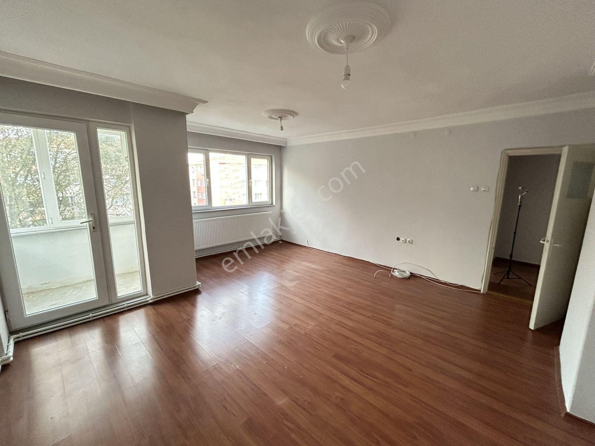 Cihan Emlak - Kiralık - Mehmetçik Caddesi Üzerinde 90m2 Geniş Ara Kat Asansörlü 2+1 Daire - Görsel 2