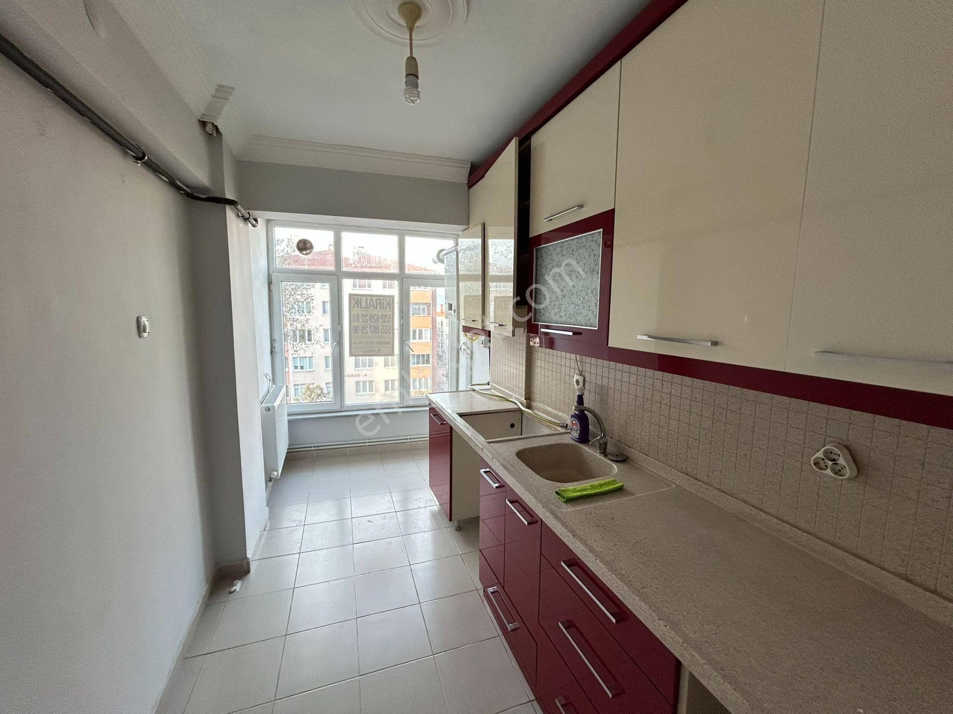 Cihan Emlak - Kiralık - Mehmetçik Caddesi Üzerinde 90m2 Geniş Ara Kat Asansörlü 2+1 Daire - Görsel 5