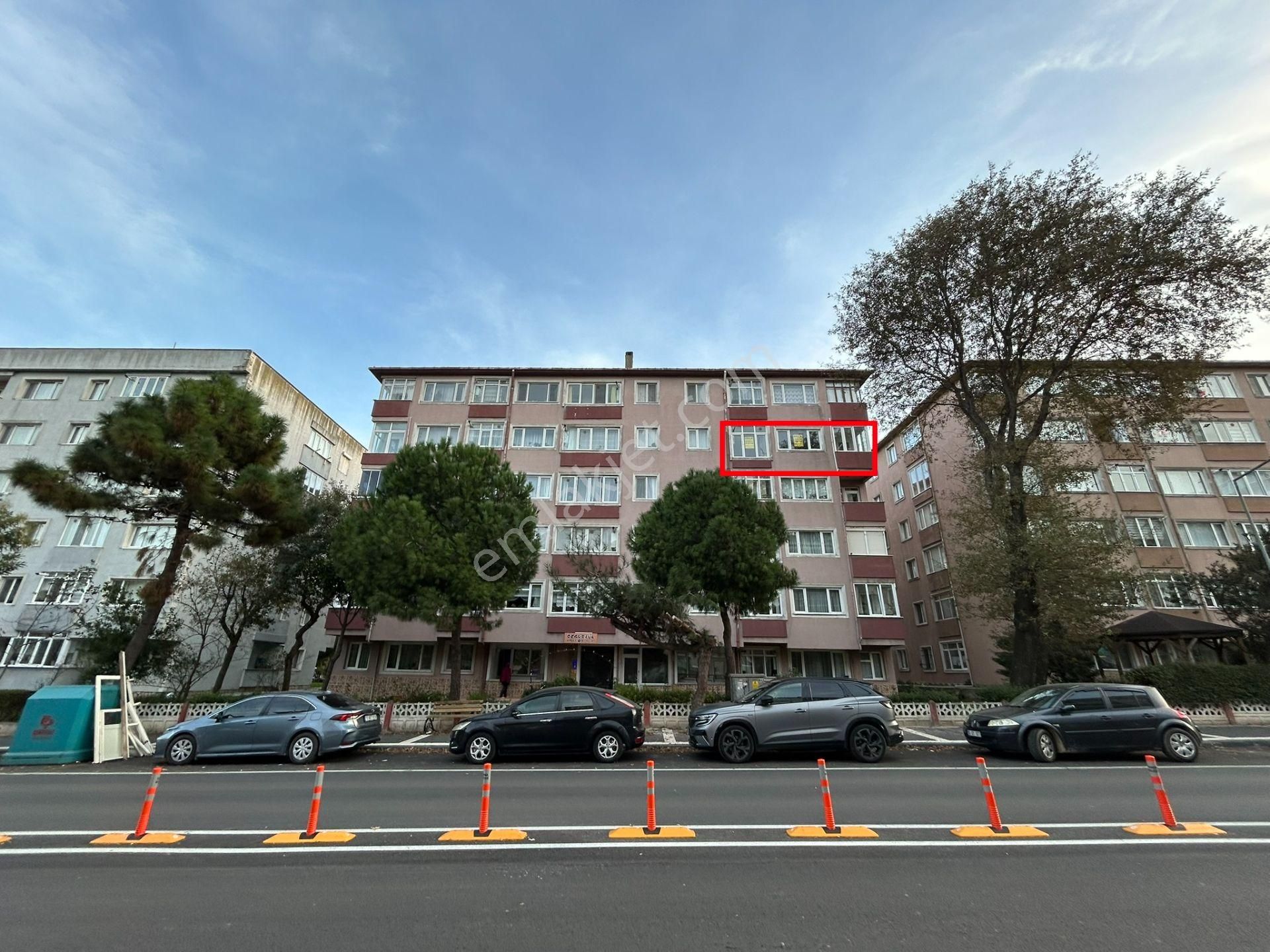 Cihan Emlak - Kiralık - Mehmetçik Caddesi Üzerinde 90m2 Geniş Ara Kat Asansörlü 2+1 Daire