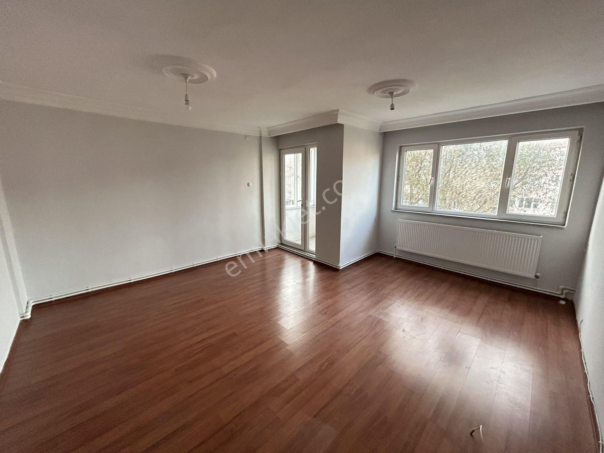 Cihan Emlak - Kiralık - Mehmetçik Caddesi Üzerinde 90m2 Geniş Ara Kat Asansörlü 2+1 Daire - Görsel 3