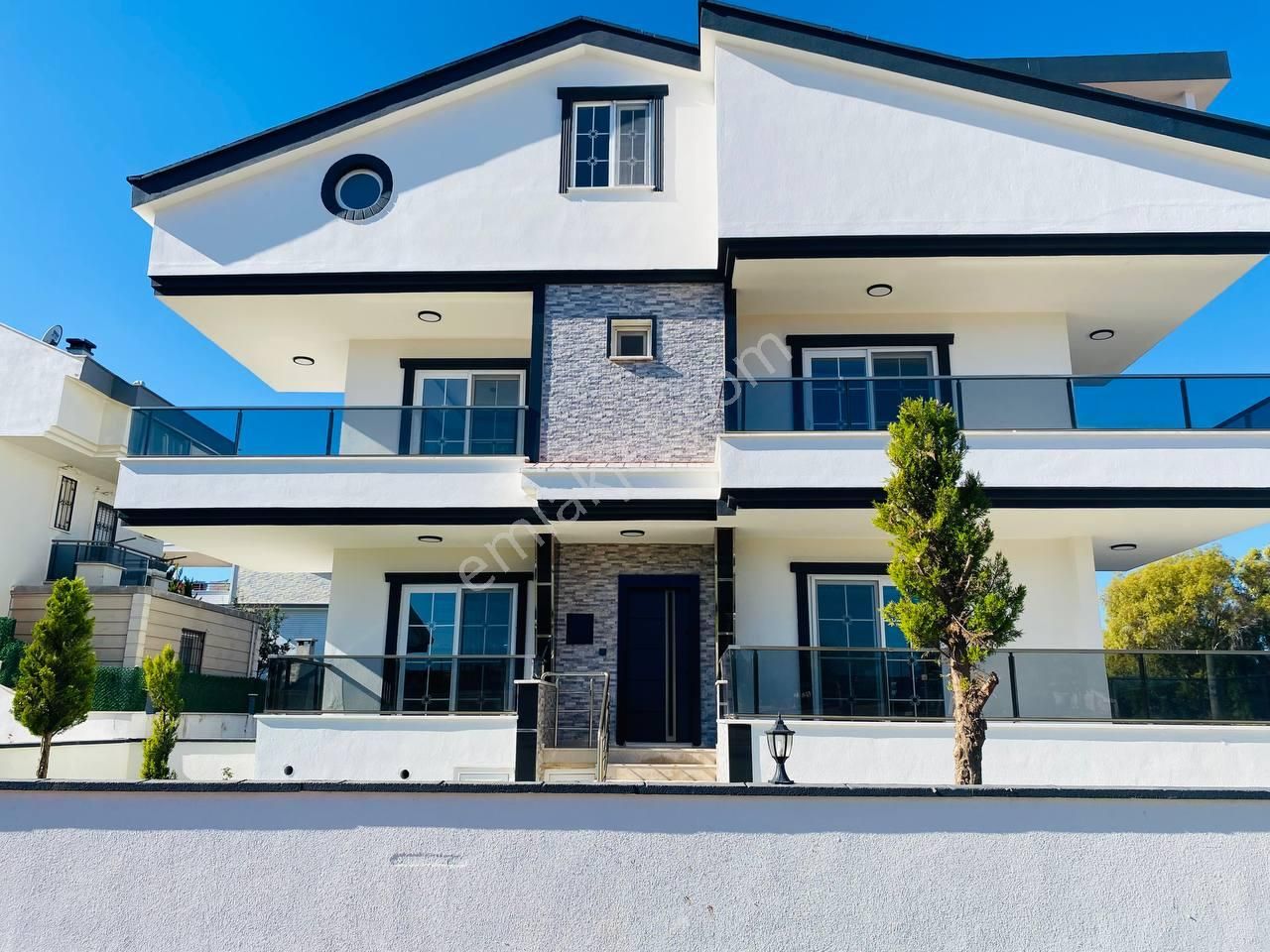 Didimde Satılık Denize Yakın Bölgede 5+1 Ayrı Mutfak Çok Geniş Bahçeli Villa