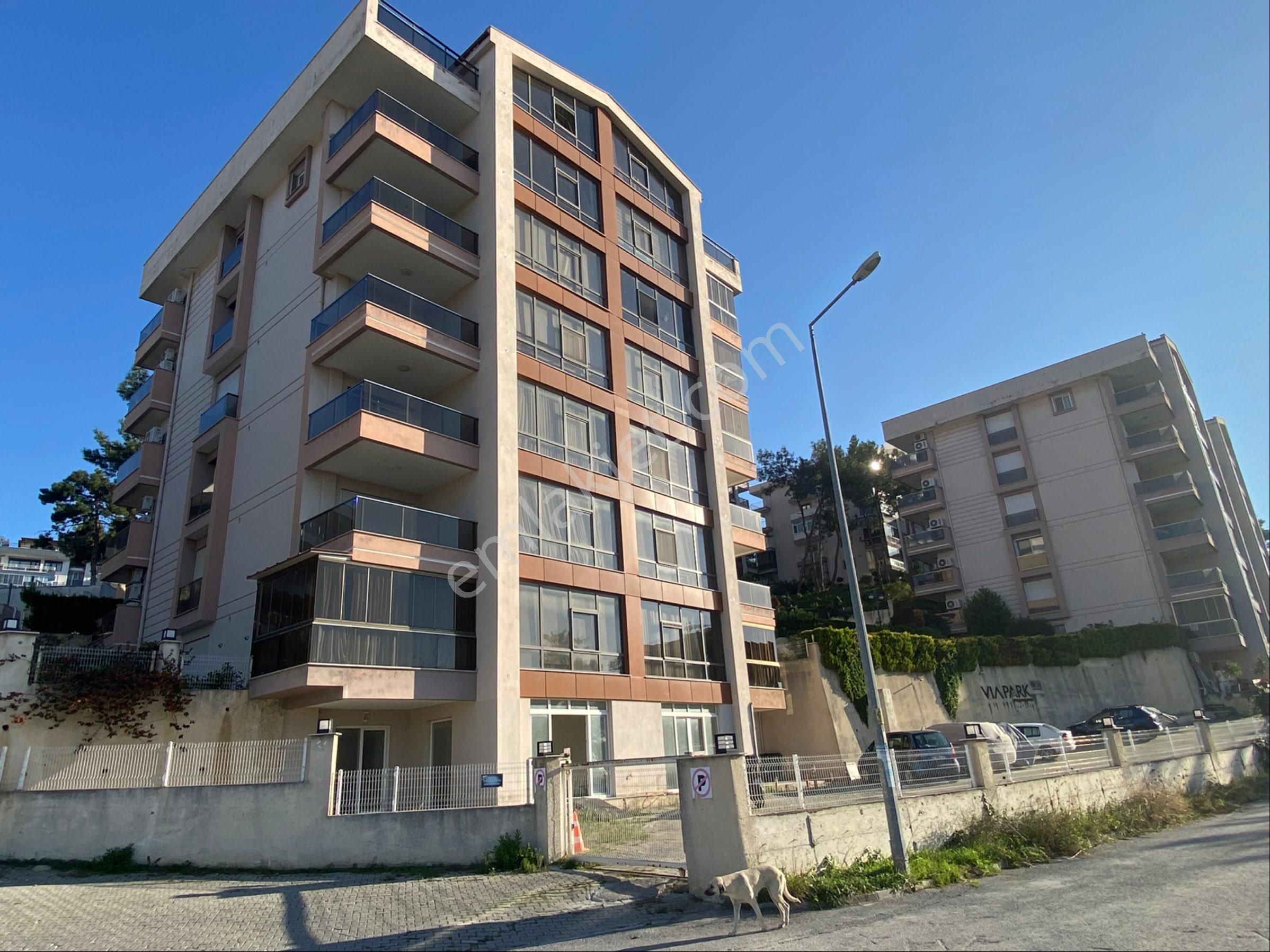 Kuşadası’da Rezidans İçinde Full Deniz Manzaralı Eşyalı Satılık Çatı Dubleks