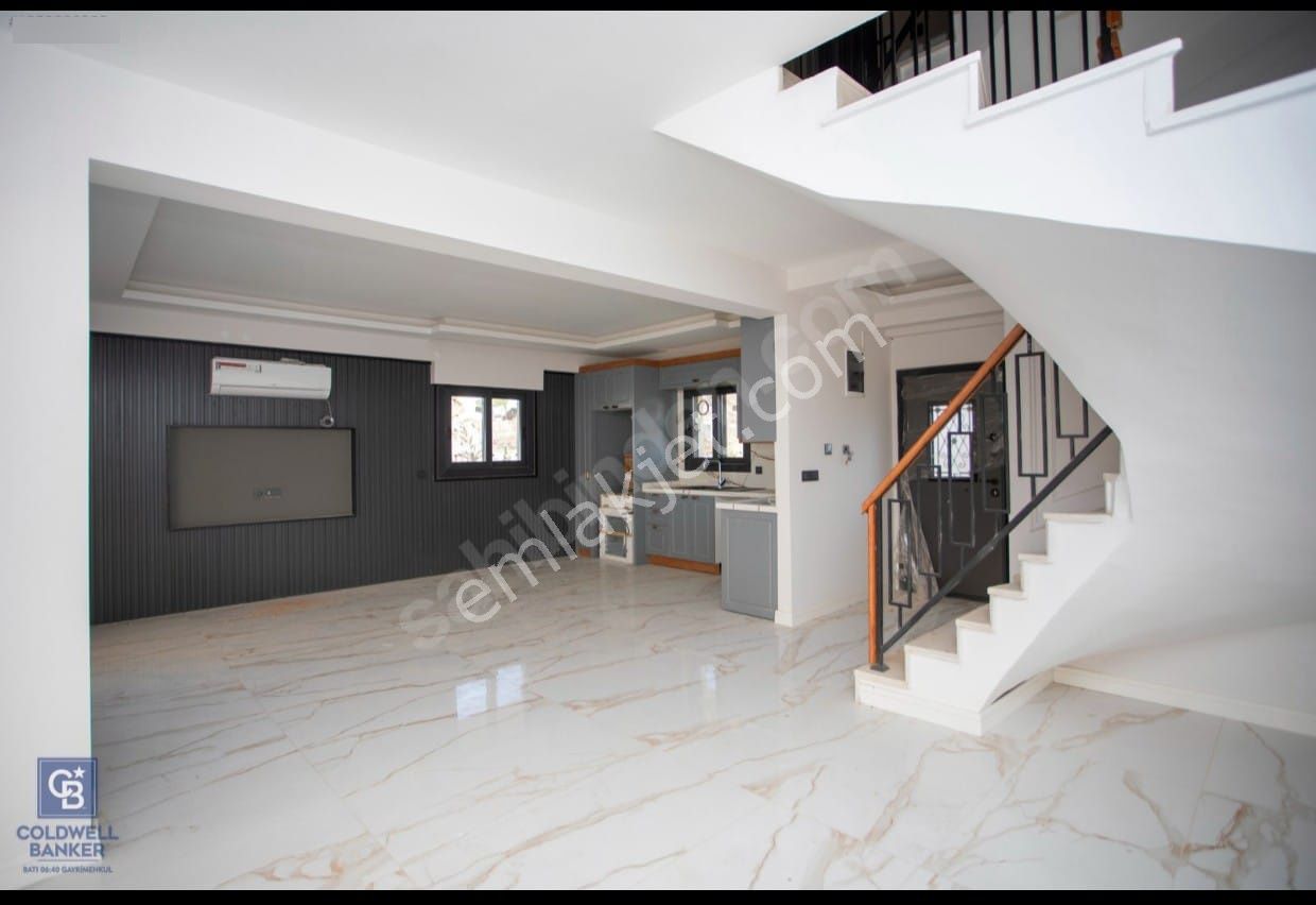 İzmir Yeni Foça Cumhuriyette Denize Sıfır Satılık 6+1 Lüks Villa - Görsel 21