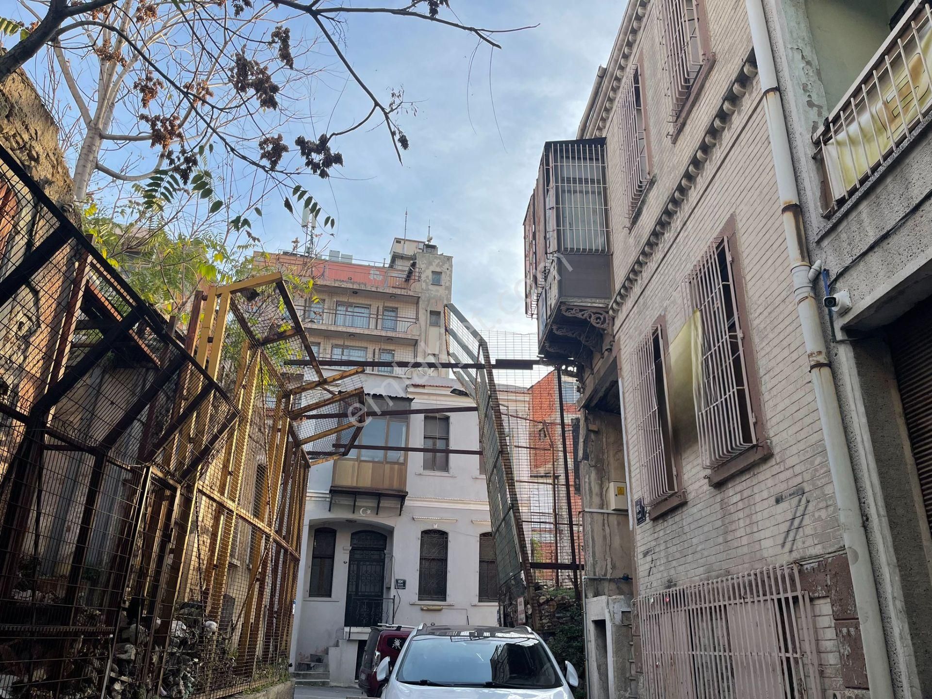 Konak Kestelli Kemeraltı Çarşısına Yakın Kiralık Bina