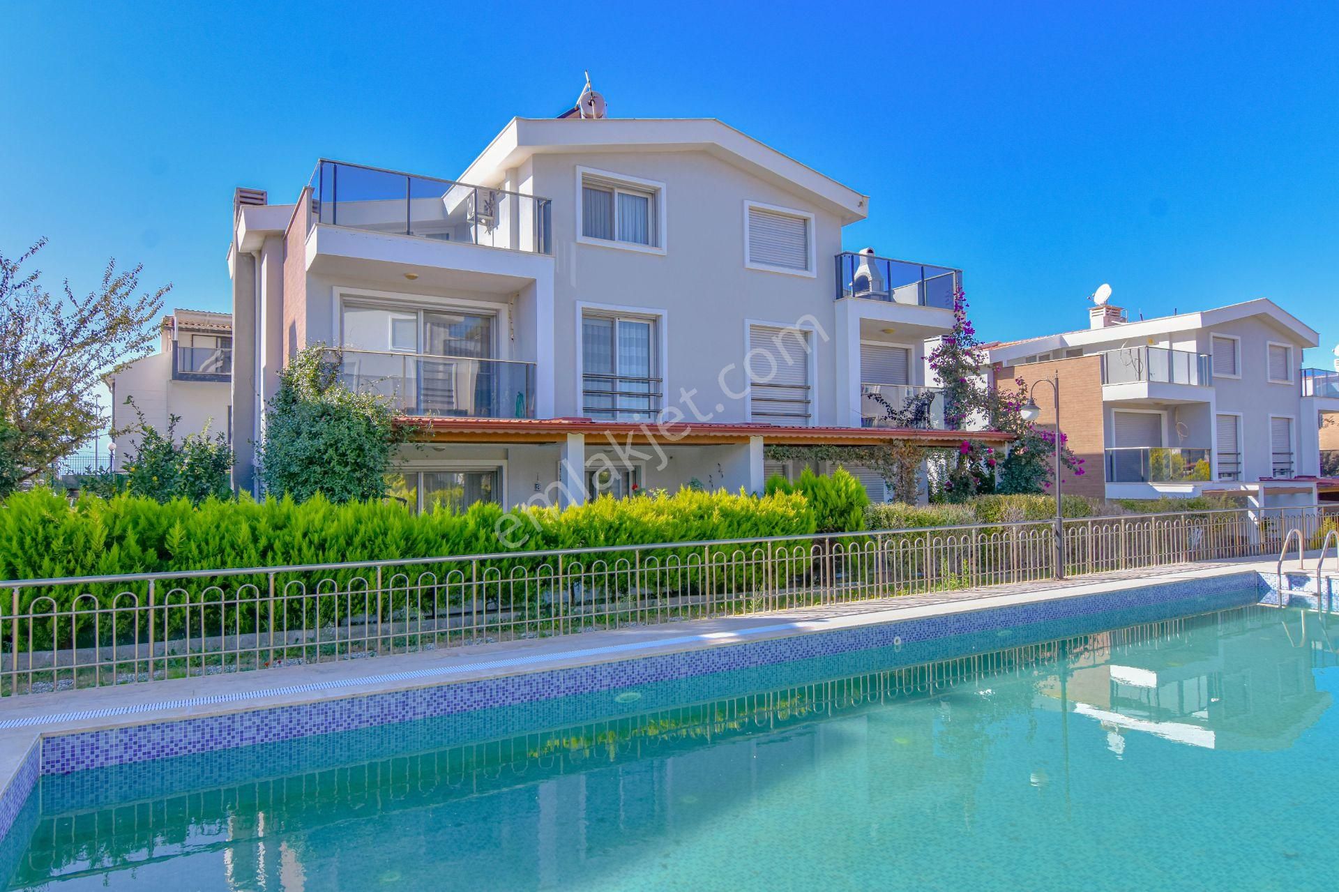 Kuşadası Soğucak'ta Havuzlu Site İçinde 5+1 Villa