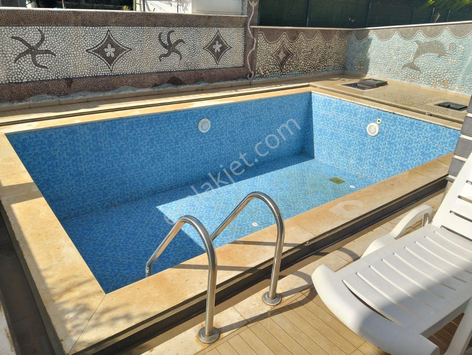 Efelerde Müstakil Havuzlu Eşyalı Satılık 4+1 Tripleks Villa - Görsel 27