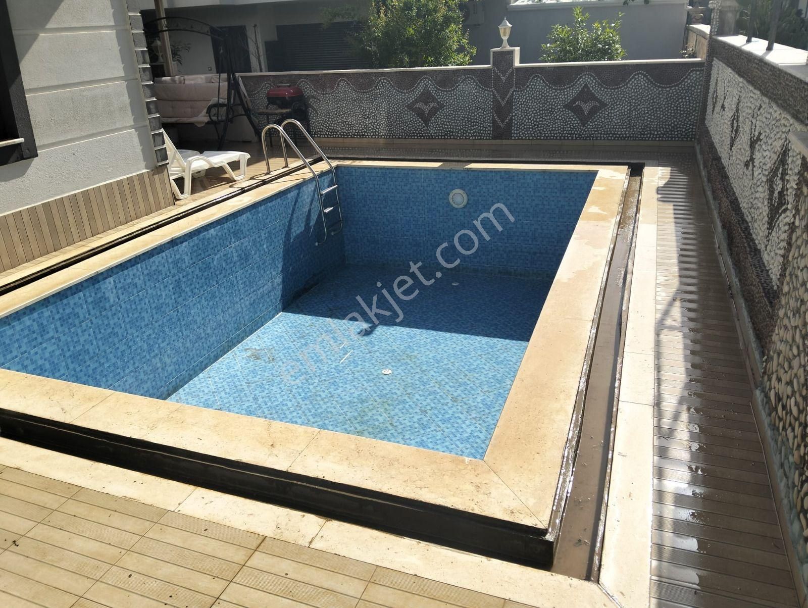 Efelerde Müstakil Havuzlu Eşyalı Satılık 4+1 Tripleks Villa - Görsel 33