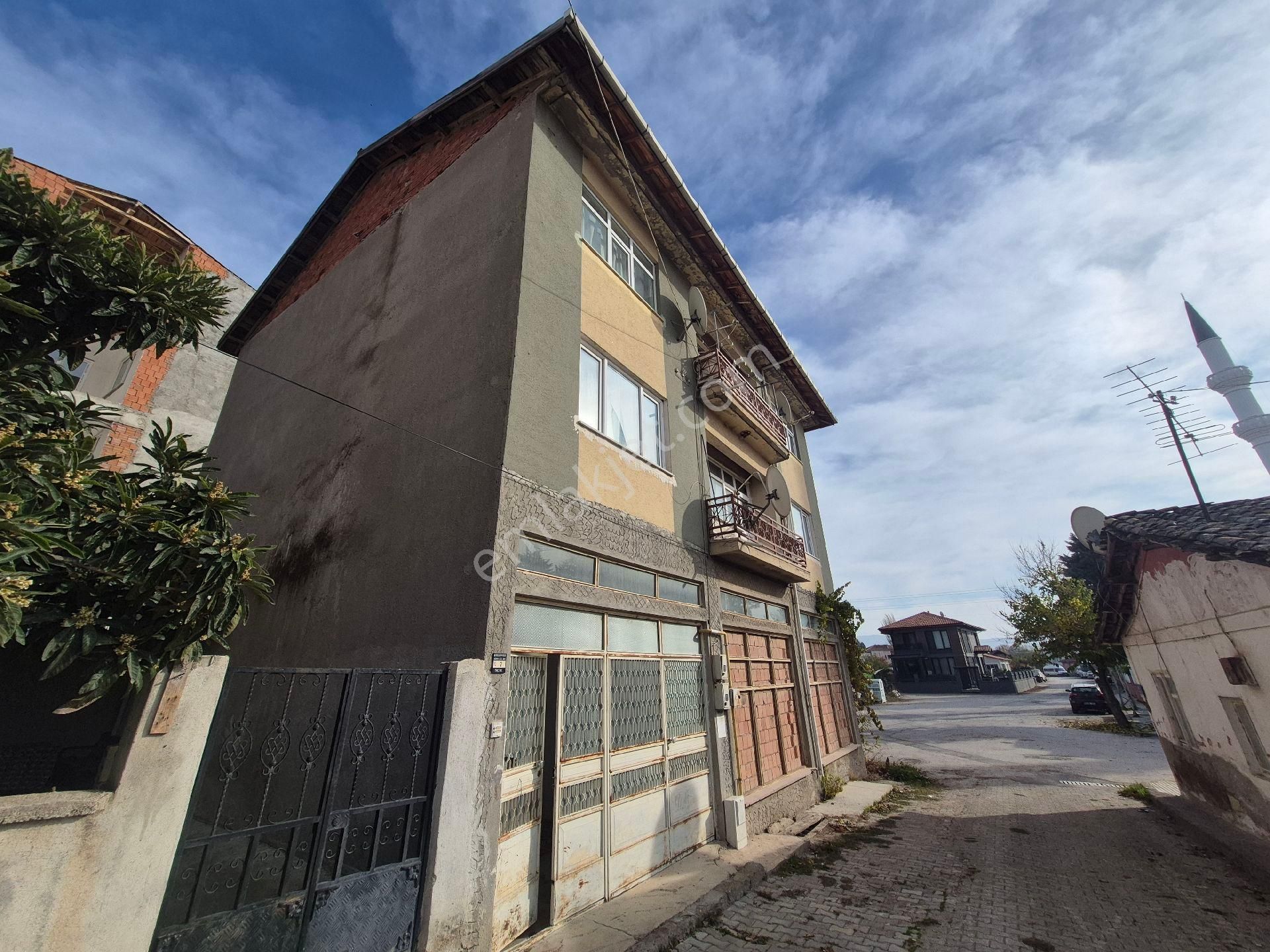 Erkan Anbar Dan Satılık Altında Dükkanı Olan 3 Katlı Apartman Suluova Bireylül Mahallesi - Görsel 9