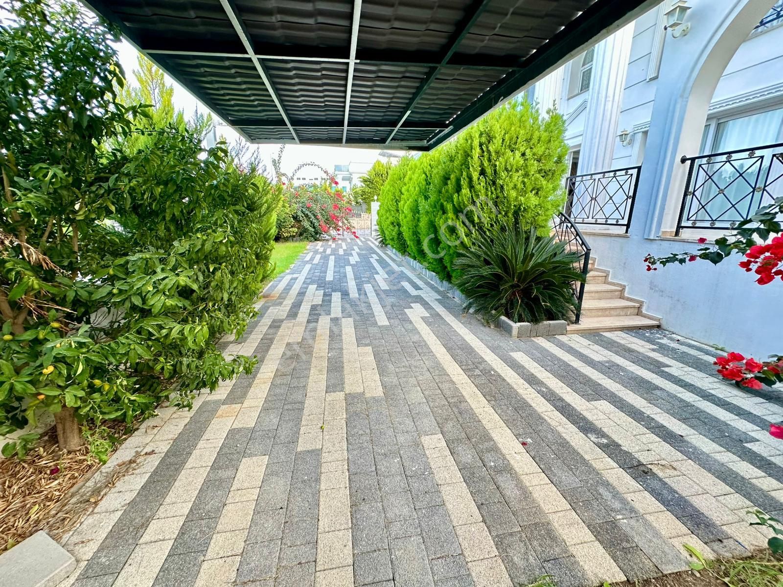 Girne Edremit'te Dağ Ve Deniz Manzaralı, Yatırım Ve Yaşama Uygun Satılık 5+1 Lüks Villa !! - Görsel 33