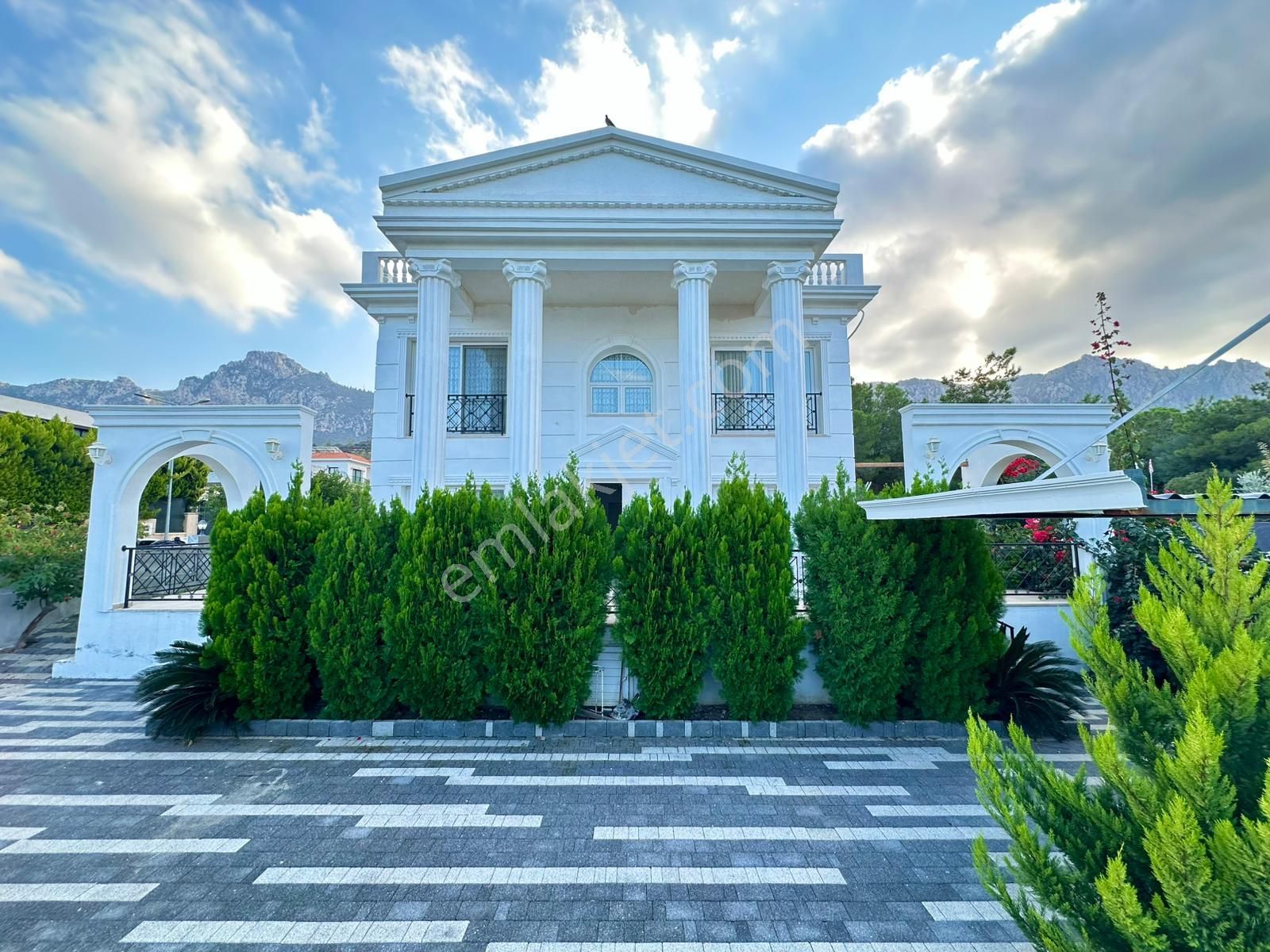 Girne Edremit'te Dağ Ve Deniz Manzaralı, Yatırım Ve Yaşama Uygun Satılık 5+1 Lüks Villa !!