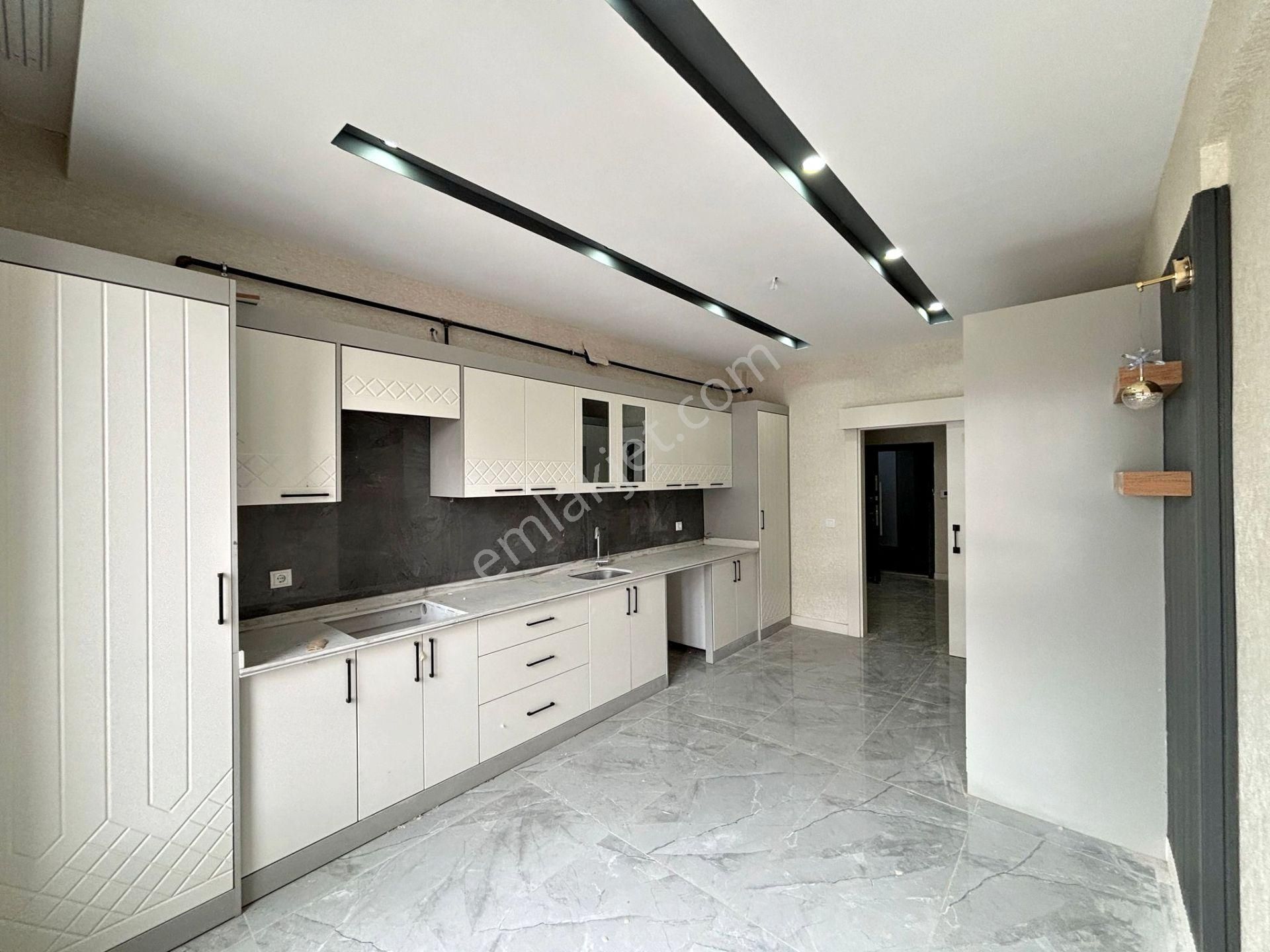 Fıstıklık'ta Az Katlı Geniş Mutfak Ve Cam Balkonlu Sıfır 3+1